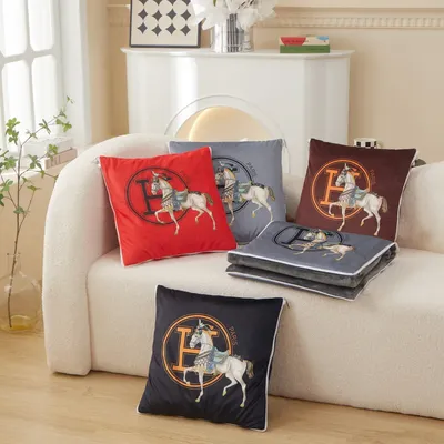 1 STÜCK Samtkissen und Decke 2-in-1-Überwurf für Zuhause oder Reisen, Pferd-Jacquard-Nachttisch-Nickerchenkissen, Sofakissen, Lendenkissen 1 Image