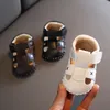 0–1 Jahre atmungsaktive Baby Shandal rutschfeste Gummiunterseite Jungenschuhe, elegante, atmungsaktive, lässige Babyschuhe
