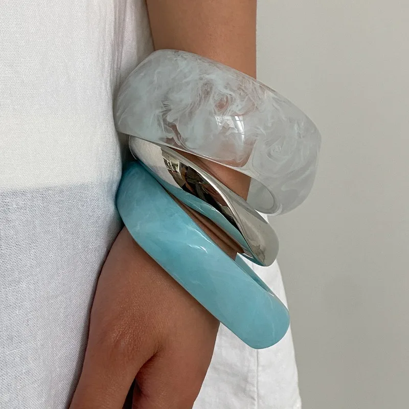 Y2K Blau Weiß Chunky Acryl Verschmieren Armreifen Unregelmäßige Breite Harz Armreif Hip Hop Rock Silbrig Frühling Metall Manschette Armbänder M