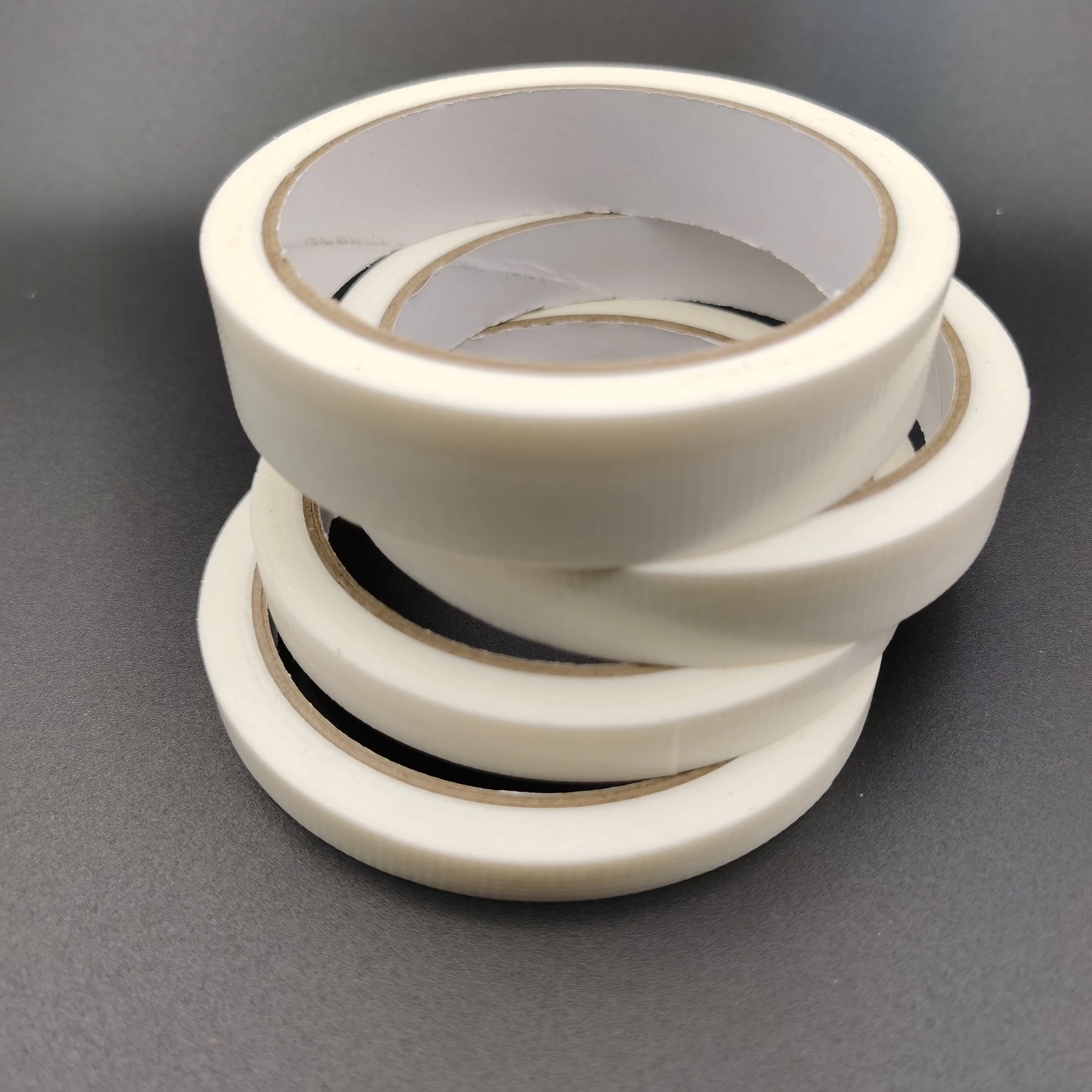 Weißes Klebeband, Stoffklebeband für Verpackungen, Industriereparaturen, Außenbereich, Nähen und Lenkergriffe – Holz, Kunststoff usw Image