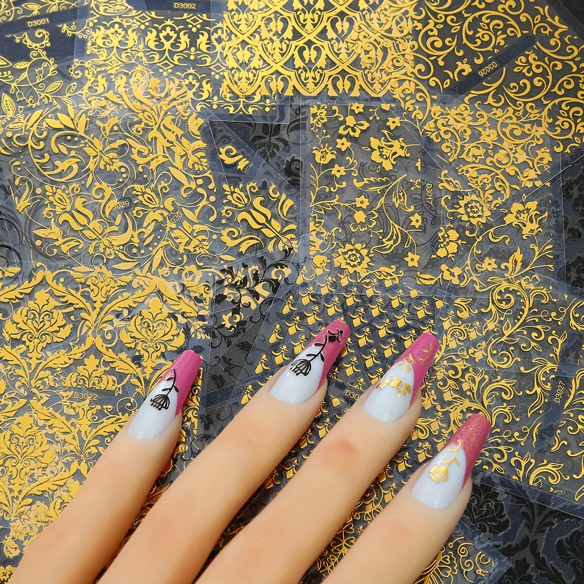 30 Stück goldene Blumen-Nagelaufkleber – elegante metallische goldene und schwarze Blumendesigns, selbstklebende Abziehbilder für Nagelkunst, Handyhüllen Image