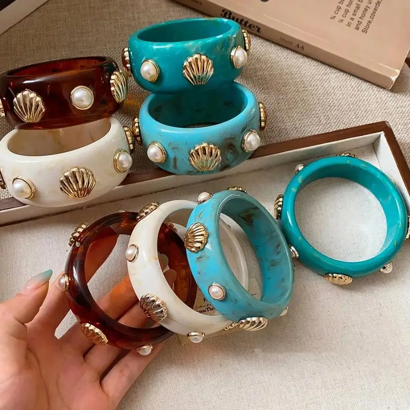 Perlen- und Muschel-eingebettete Manschettenarmreifen – Boho-Harzarmband mit Ozean-Thema, trendige stapelbare Armbänder für Frauen Image