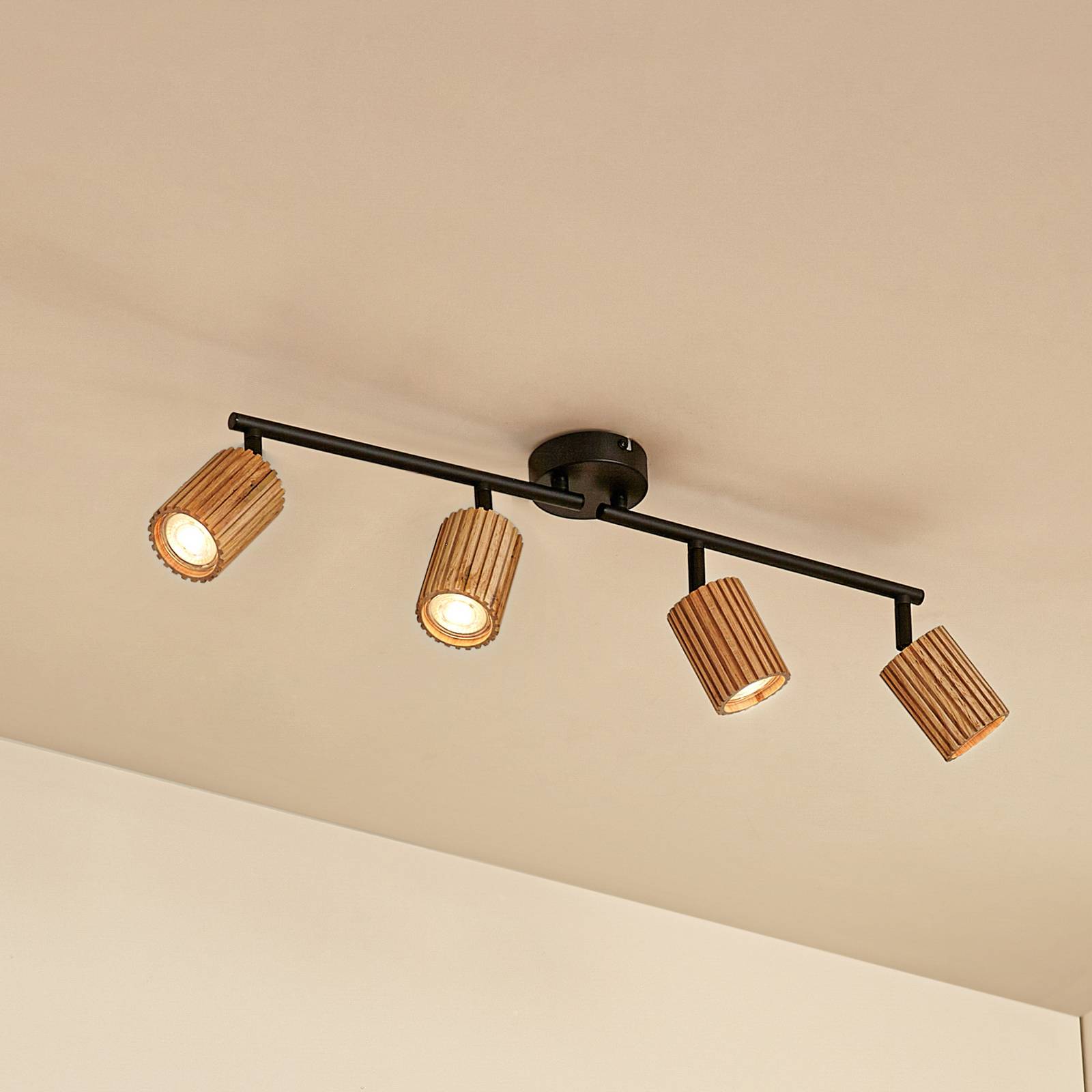 Lindby Deckenstrahler Stralino, 4-flammig, Länge 60 cm, Holz Stralino Lindby, dimmbar, Holz hell, für Flurbereich, Holz, Modern, Strahler