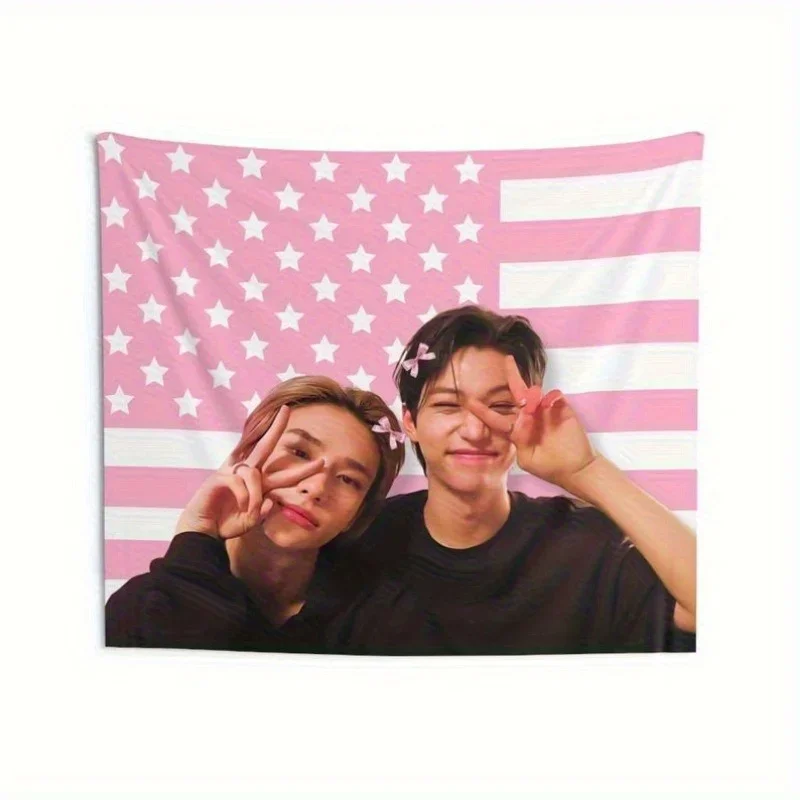 1 Stück SKZ Live America Flag Banner mit Stray Hyunjin und Merchandise, entworfen in Rosa mit weißem Streifen-Wandteppich Image