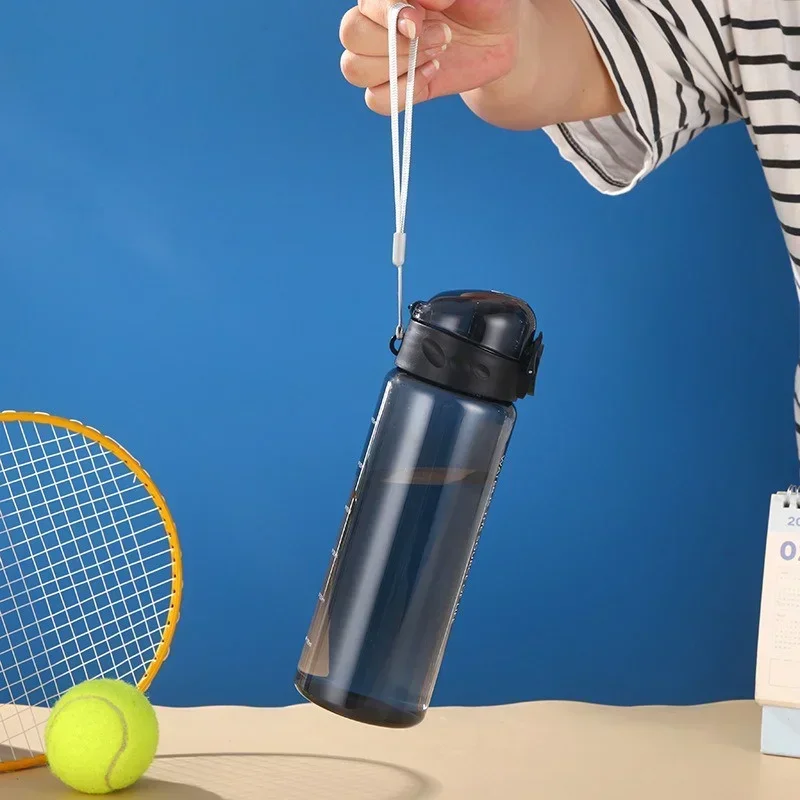 Sportwasserflasche mit Sprungdeckel, auslaufsichere Kunststoff-Trinkflasche, tragbar, für Fitnessstudio, Reisen, Klettern, Trinkgeschirr, Kaltgetränkebecher Image