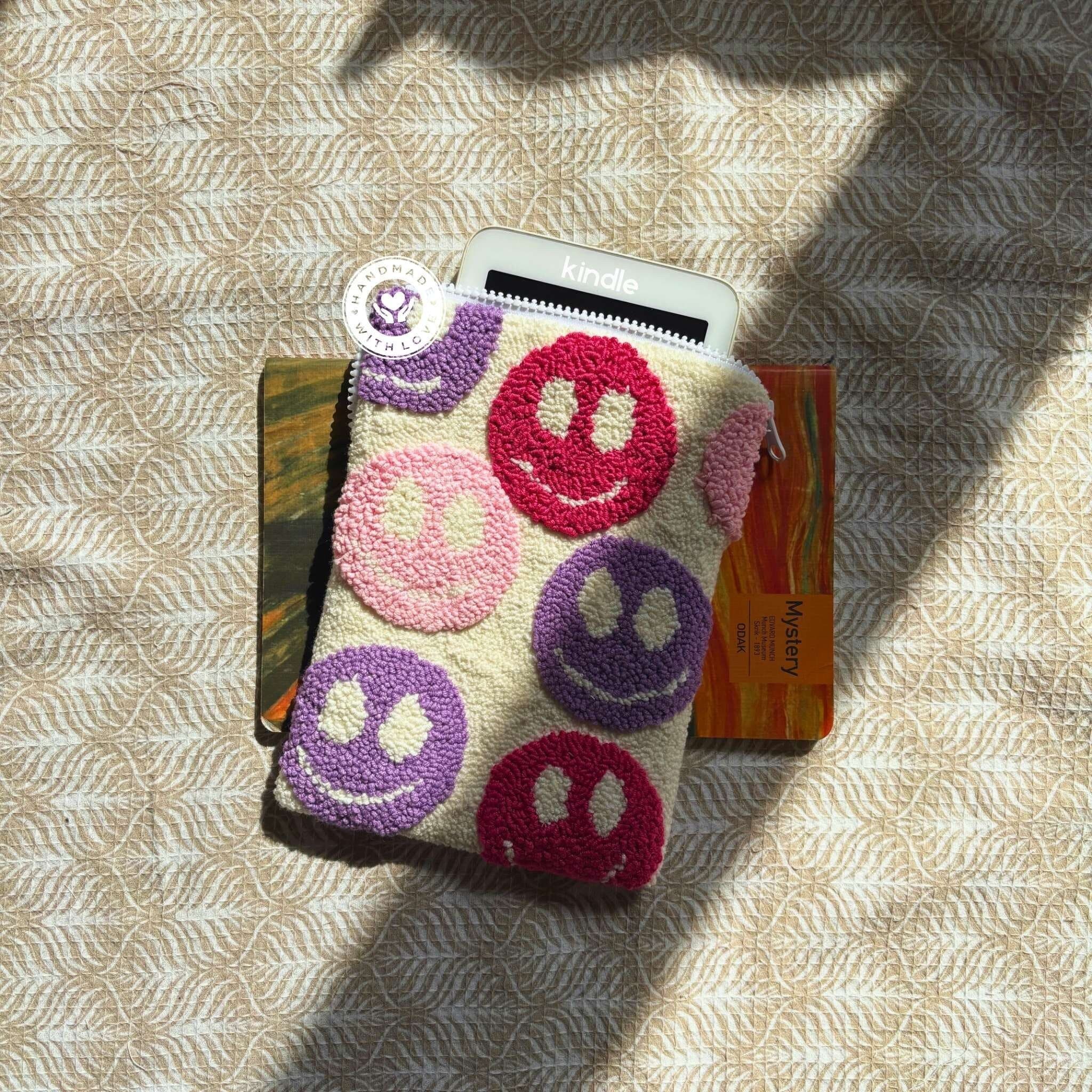 Couverture Kindle Smile - Étui pour Kindle brodé - Pochette de livre faite main - Couverture de liseuse électronique - Couverture de livre faite main
