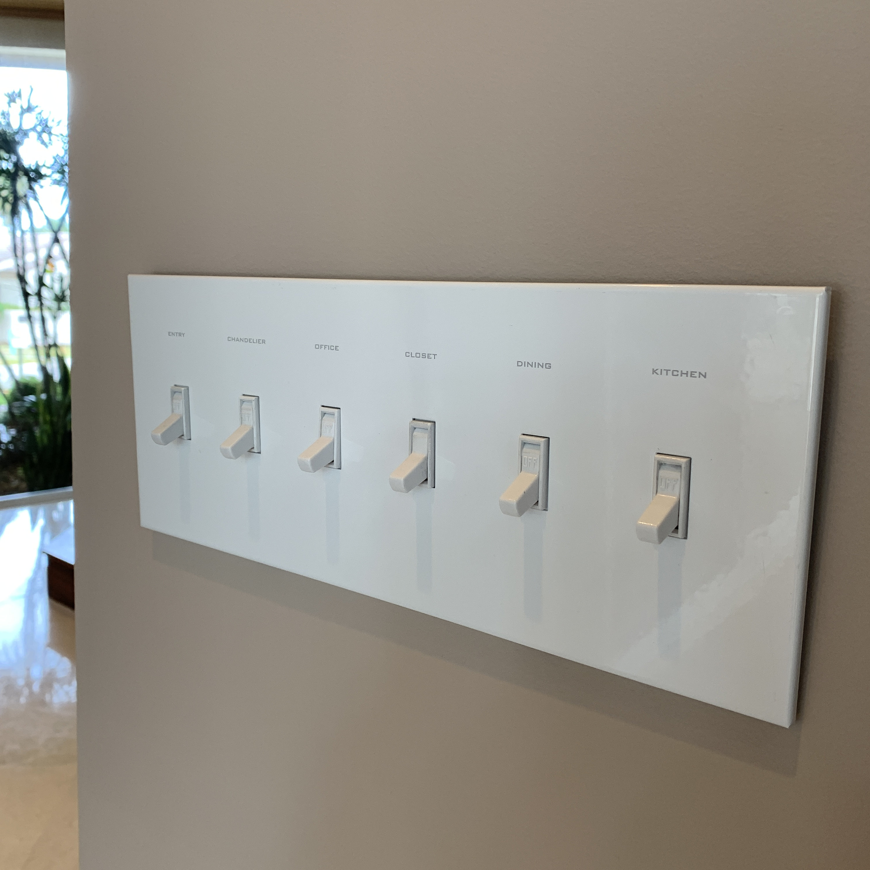 Piastra di copertura per interruttore a levetta in metallo a 7 bande con etichetta personalizzata