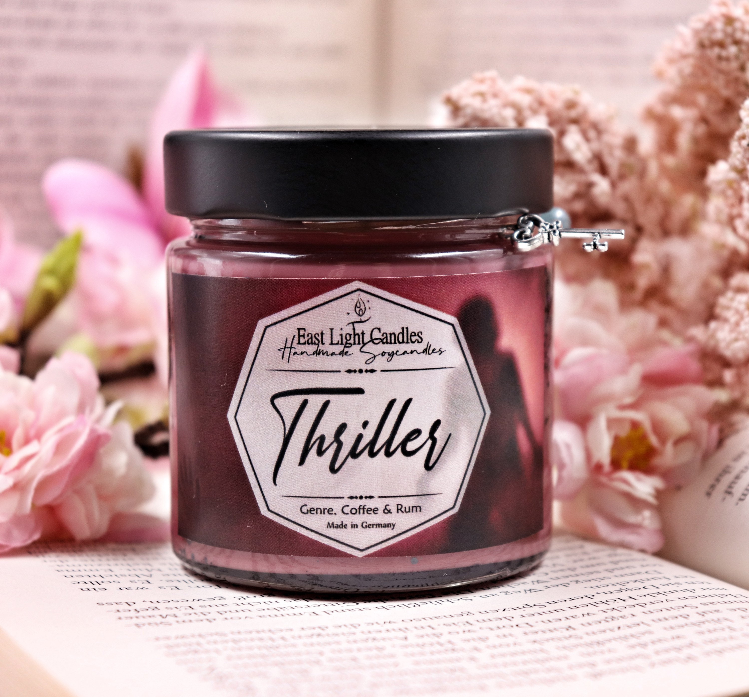 Candela Thriller | Candela a forma di libro fatta a mano | Candela profumata in cera di soia | Candela vegana personalizzata | Idea regalo per gli ama