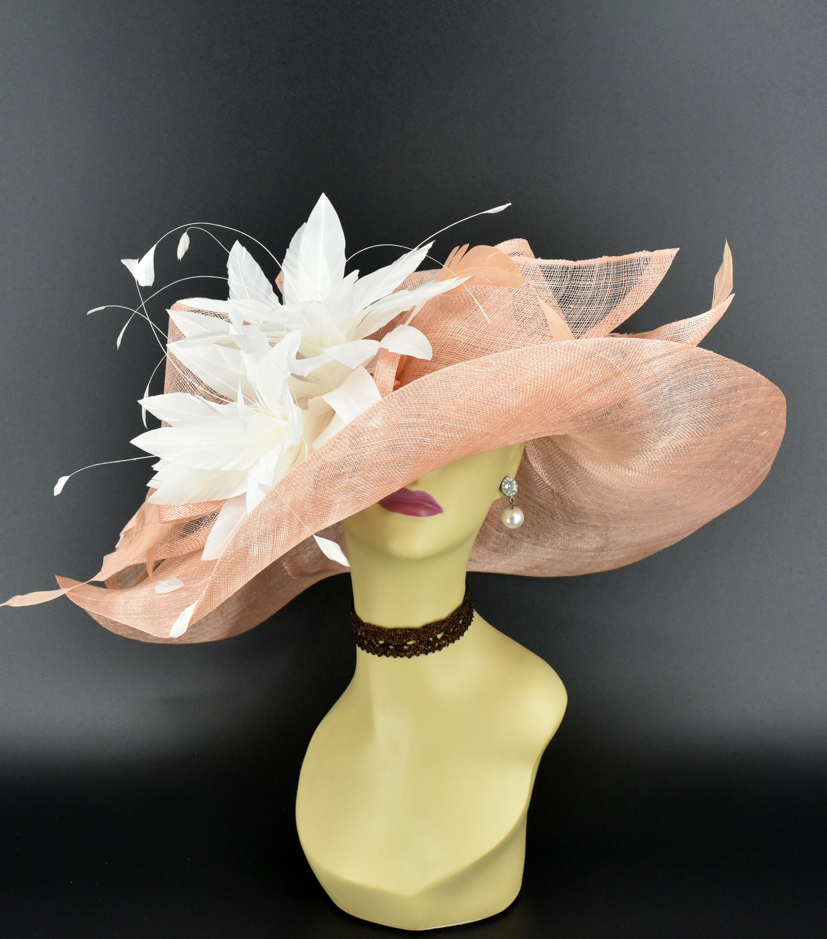 M22019F (Cappello bianco pesca) Cappello Kentucky Derby Cappello da chiesa Cappello da matrimonio Cappello da Tea Party Cappello Sinamay a tesa larga