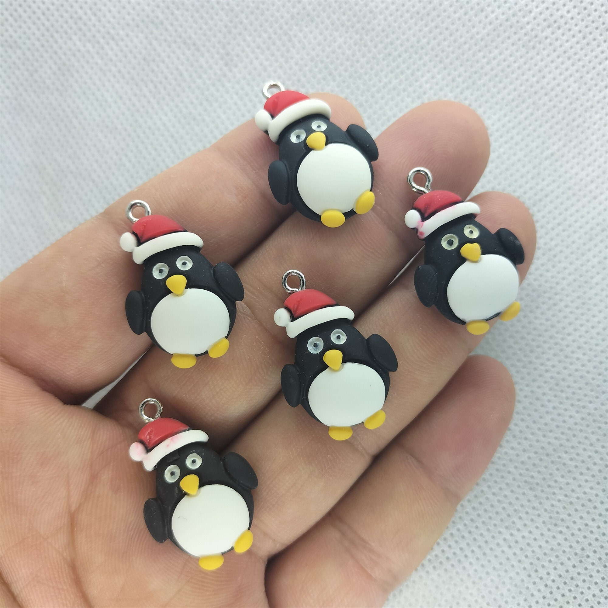 17 * 27mm 3D Resina Pinguino Charm Cartoon Christmas Hat Charms Pendente per orecchini fai-da-te Collana Portachiavi Gioielli Per la realizzazione di