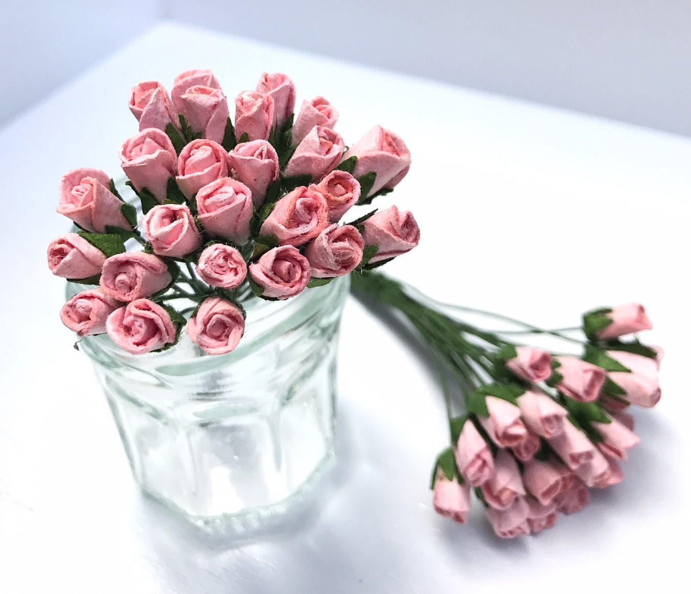 50 pezzi da 5 mm. Mini rose di carta di gelso, fiori di carta in miniatura, mini rose, fiori di carta per casa delle bambole, rose in miniatura, rose