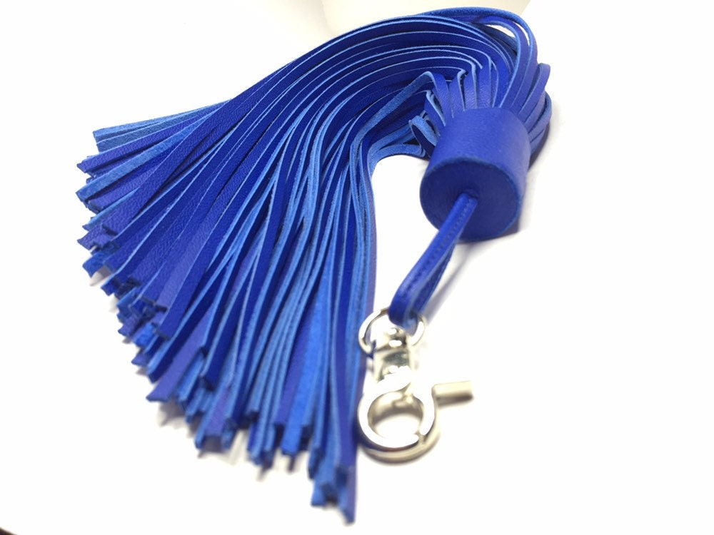 Lussuosa nappa blu cobalto, nappa grande e piena di un blu vivido, nappa per borsa blu spessa e finemente tagliata in morbidissima pelle nappa. Nappa