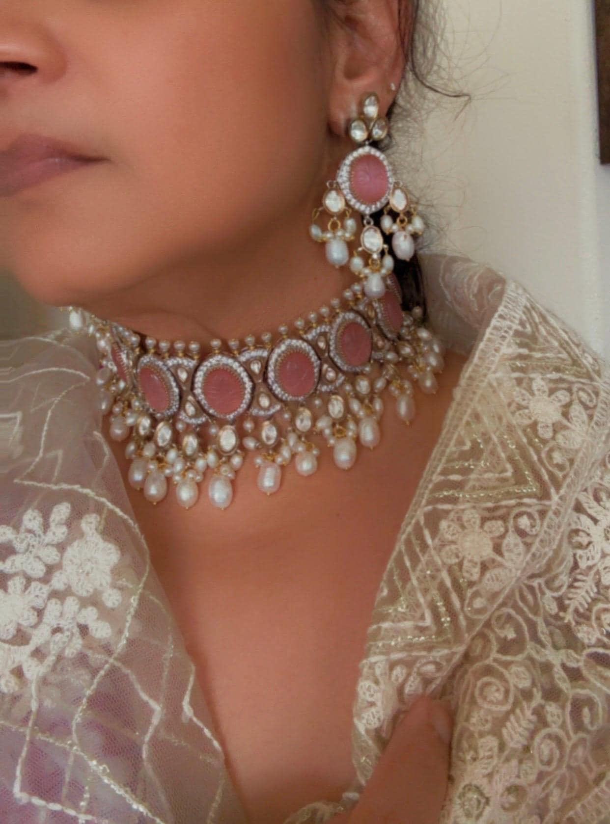 Set di collana di qualità premium ispirata a Tyaani e Sabysachi con perle barocche rosa intagliate, girocollo polki non tagliato kundan, orecchini tik