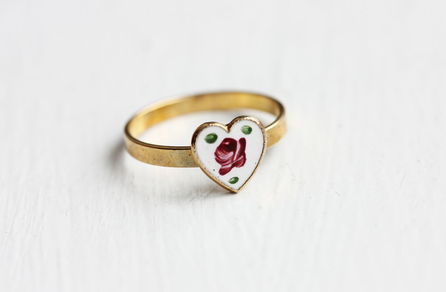 Anello a cuore, anello guilloché, anello a cuore con fiori, anello con fiori, anello a cuore in oro, anello con rosa, anello a forma di cuore, anello