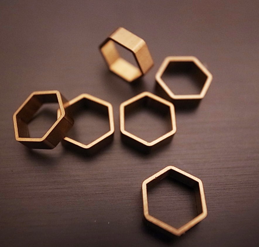 35 pezzi di piccolo ciondolo a forma di tubo in ottone grezzo tagliato in esagono 7,5 x 8,5 x 2,5 mm di larghezza