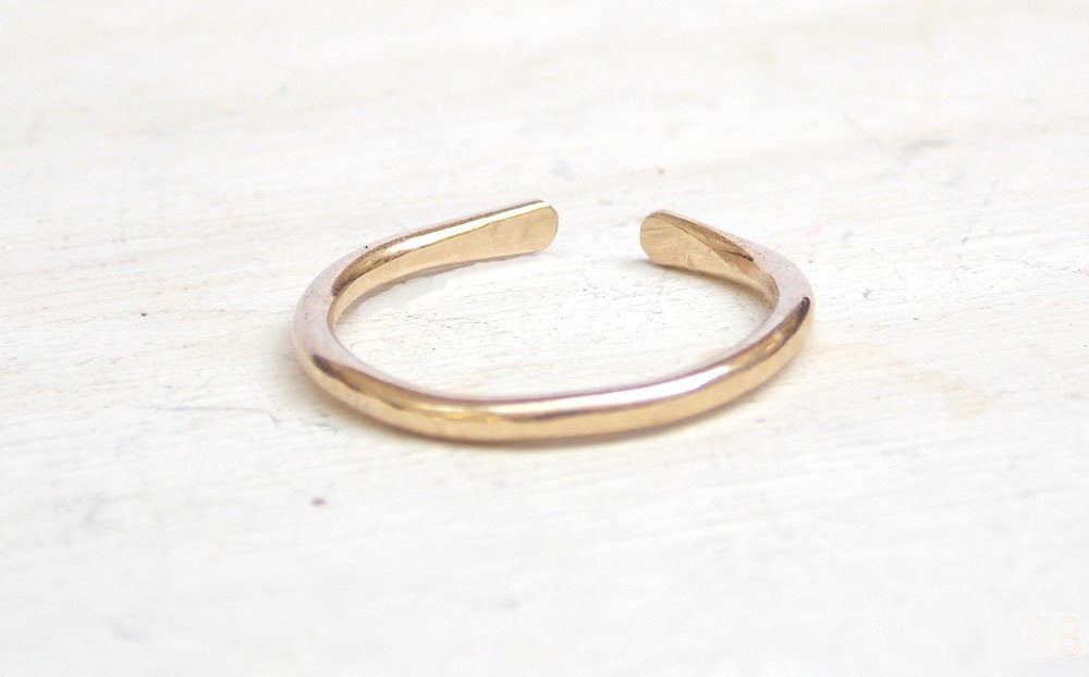 Anello regolabile martellato, anello in oro martellato, anello in oro regolabile, anello in oro aperto, anello in oro martellato sottile, anello impil