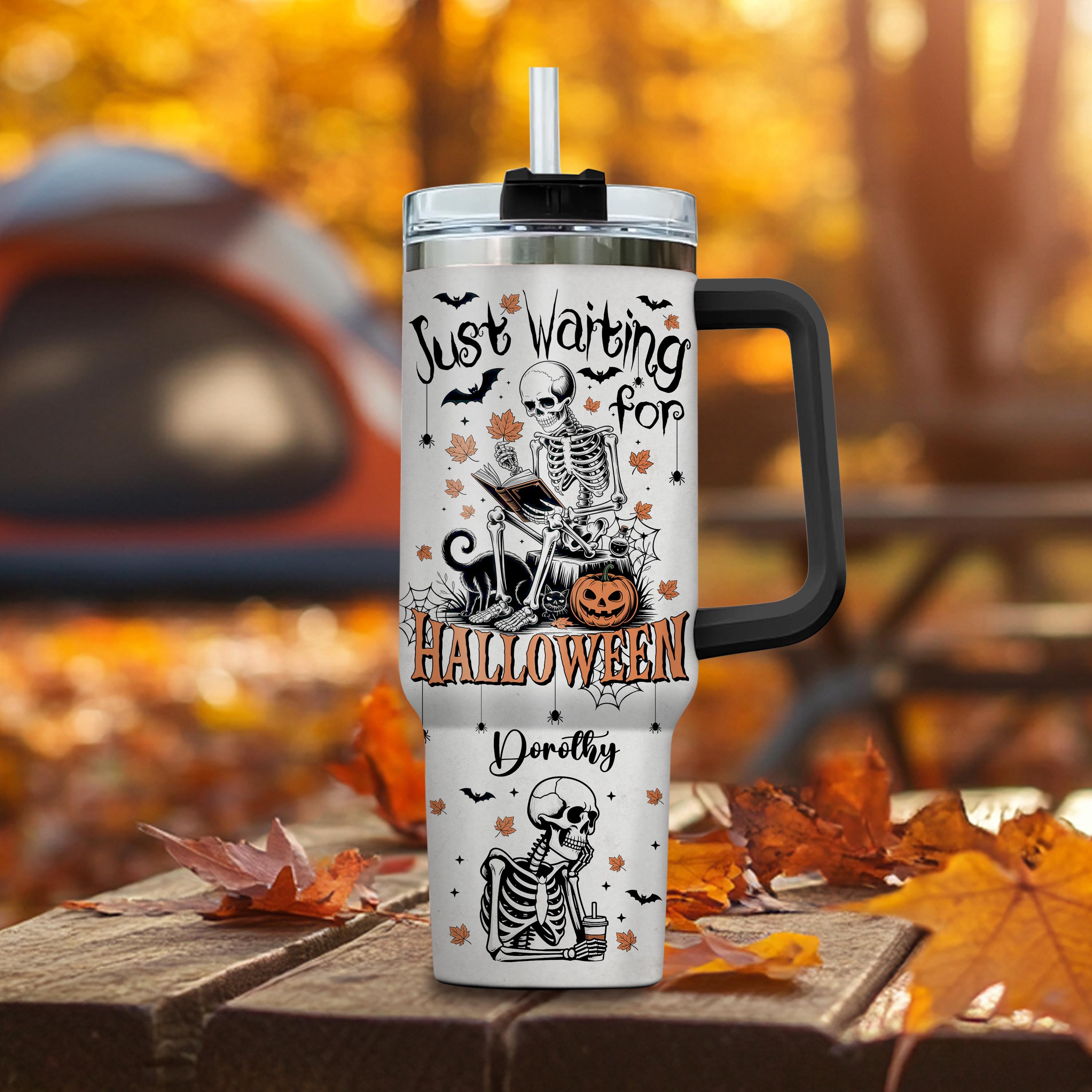 "Bicchiere scheletro \"Just Waiting for Halloween\" / Bicchiere divertente da 40 once di Halloween con nome / Tazza per la stagione spettrale per gli ama"