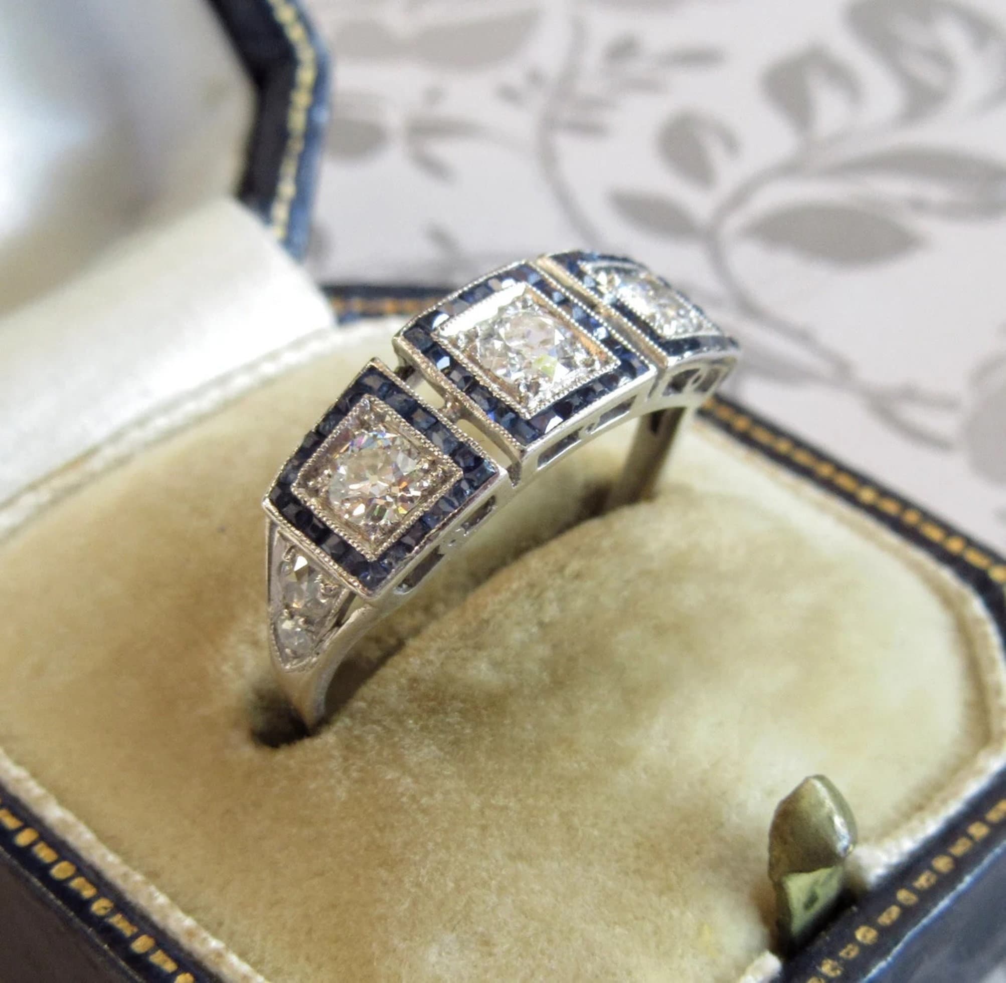 Anello di fidanzamento con tre diamanti rotondi in stile Art Déco vintage, anello antico con alone di zaffiri in stile Art Déco, anello vittoriano, an