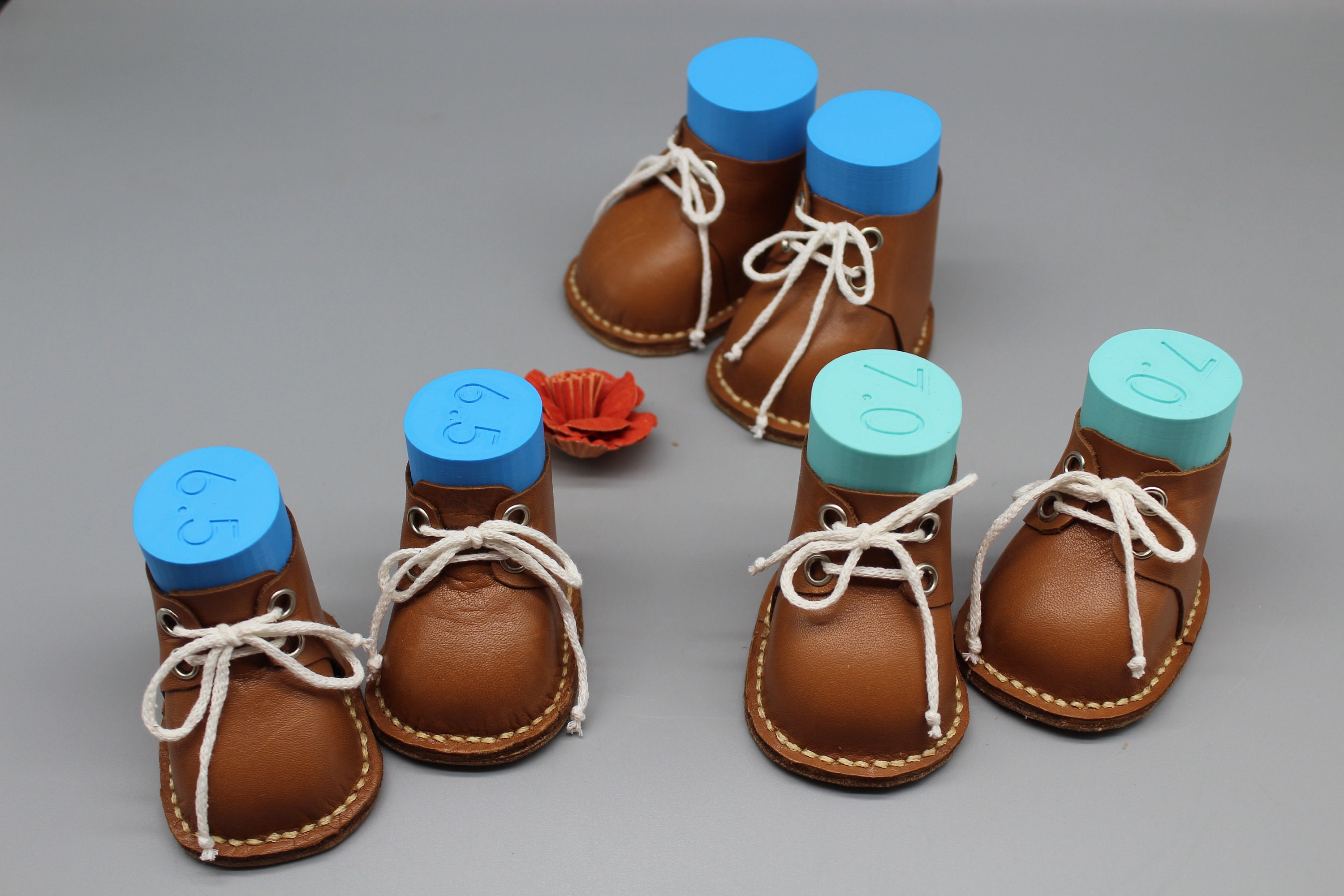 Scarpe in pelle per bambole Waldorf. Misure scarpe in pelle: 6,0 cm, 6,5 cm, 7,0 cm, 7,5 cm, 8,0 cm. Accessori per bambole. Vestiti per bambole.