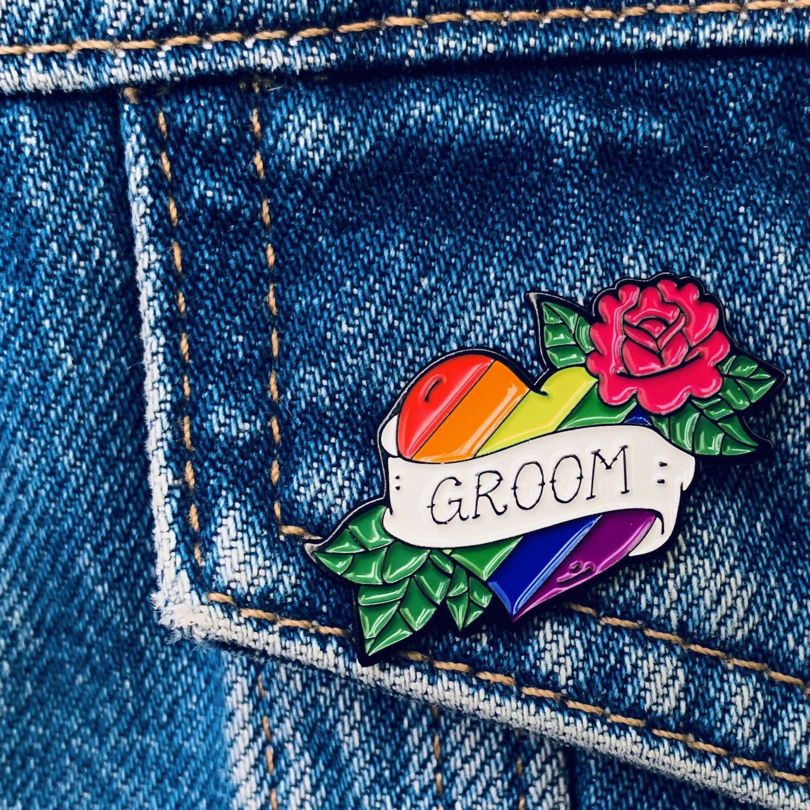 "Spilla smaltata con tatuaggio \"Pride Groom\", spilla per addio al celibato, regalo per lo sposo, spilla smaltata con bandiera arcobaleno, spilla per ma"