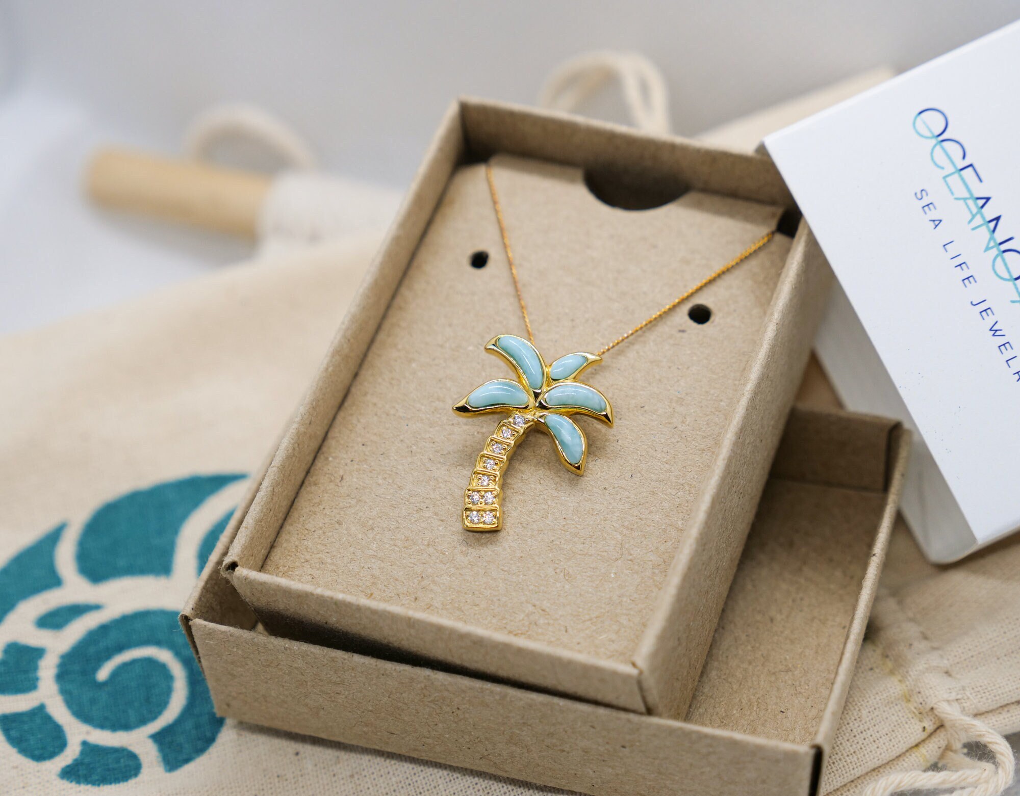 Collana con palma placcata oro 18 carati - Ciondolo in larimar e zirconi - Collana con isola tropicale placcata oro 18 carati - Design ispirato alle H