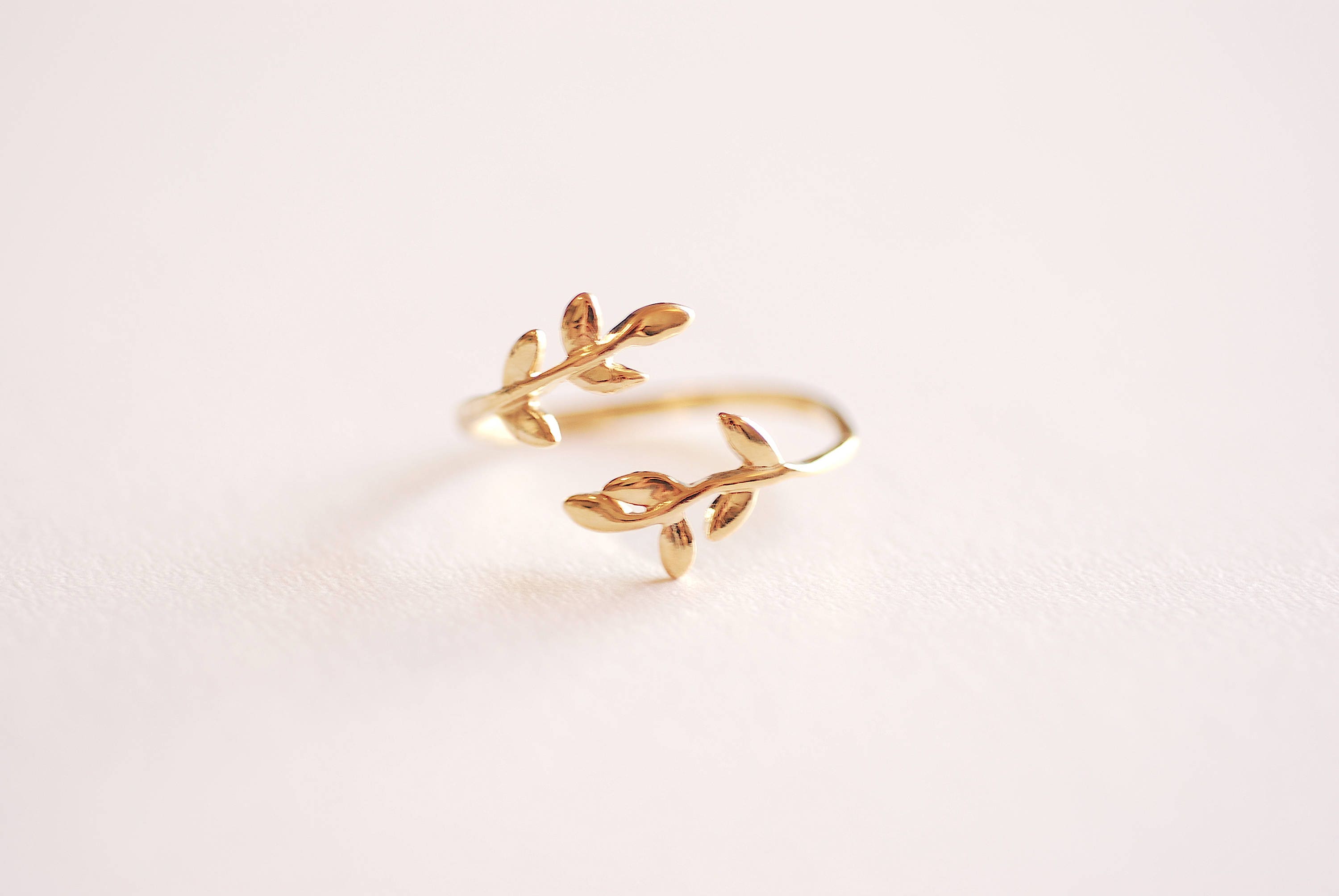 Anello con ramo di foglia d'oro lucido, anello con foglia d'oro, anello a strati, anello con vite, anello con alloro, gioielli naturali, anello con ra