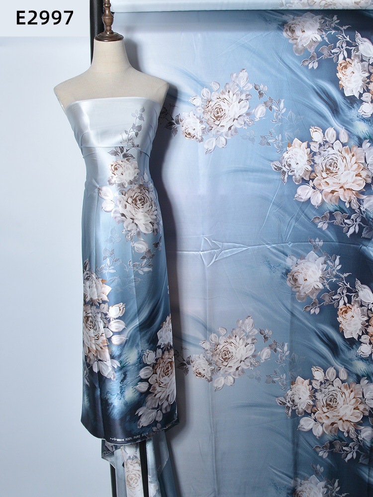 Tessuto di raso di seta stampato 2024ss dal design unico, splendido motivo floreale, per kimono di seta, vestaglia di seta, caftano di seta; abito da