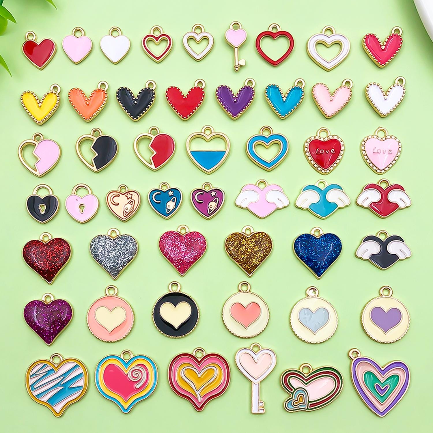 Mix 50 pezzi di ciondoli a forma di cuore in lega di zinco smaltati, delicati pendenti per braccialetti e collane a forma di cuore placcati in oro per
