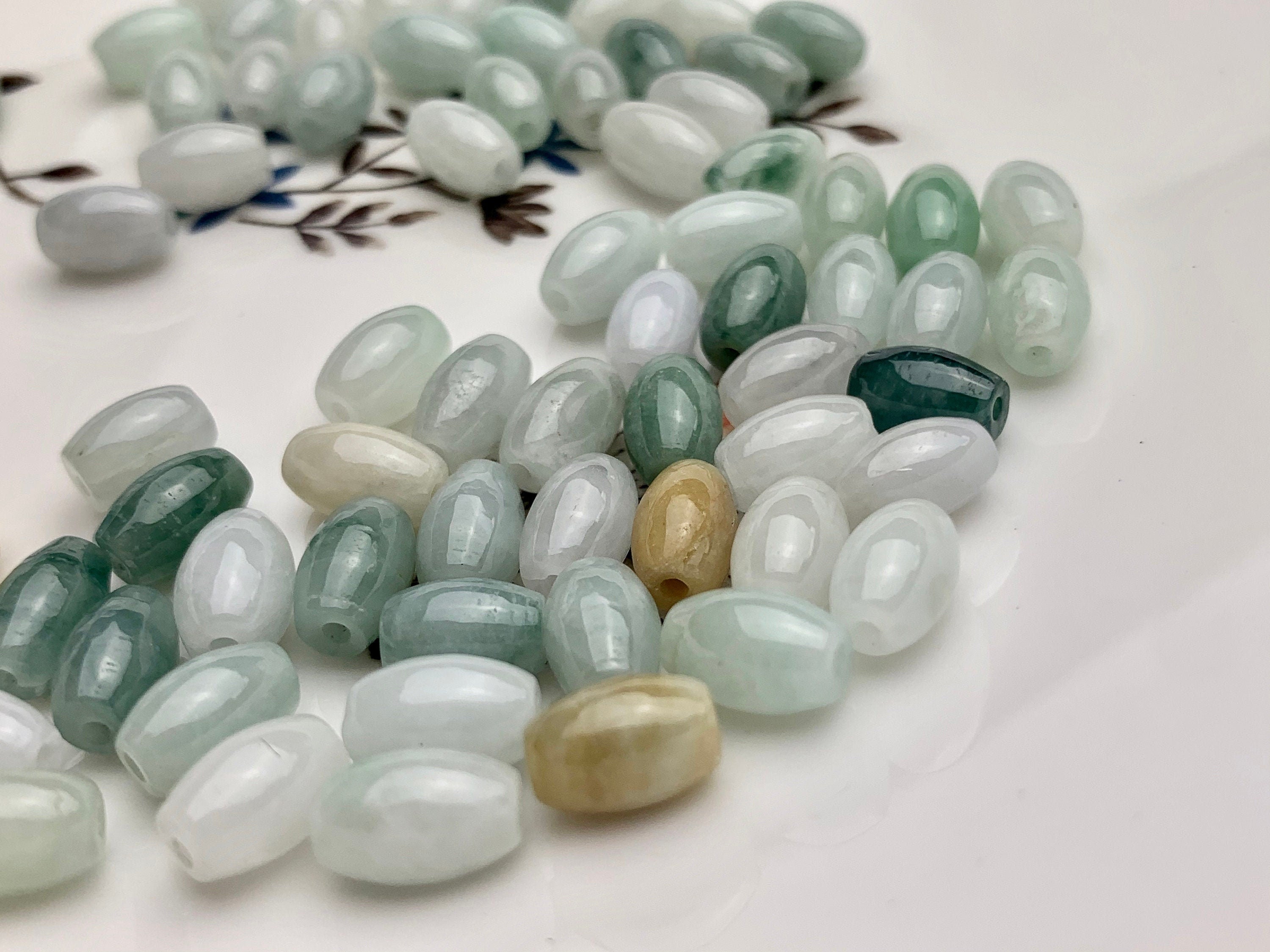 10 pezzi 6 x 9 mm perle di giada birmana lisce a forma di barile di colore naturale 1,0 mm foro perle di giada birmana di colore verde naturale sciolt