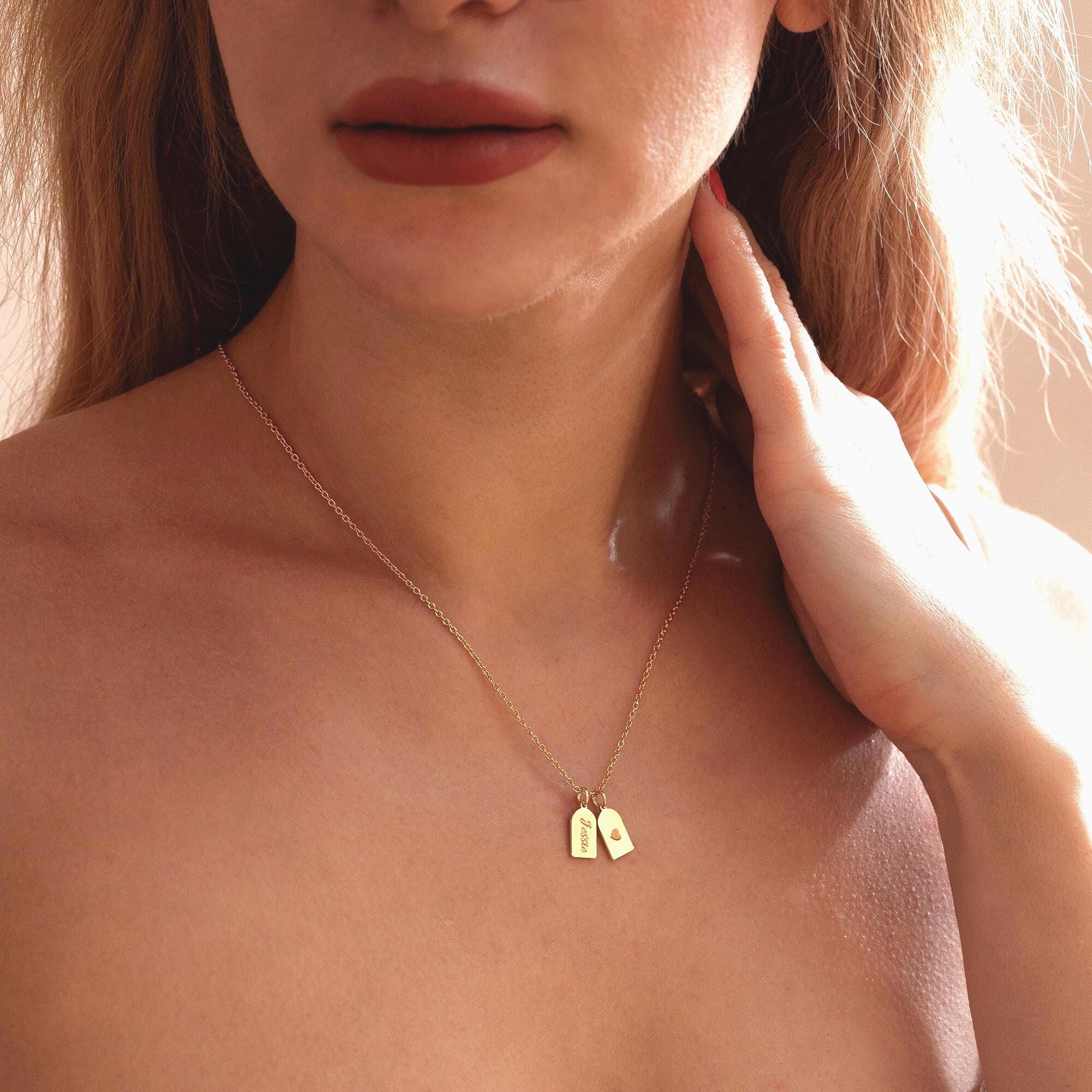 Collana con targhetta a barra con iniziale incisa, piccola collana con targhetta e nome, collana con nome in oro, ciondolo con lettera, regalo persona
