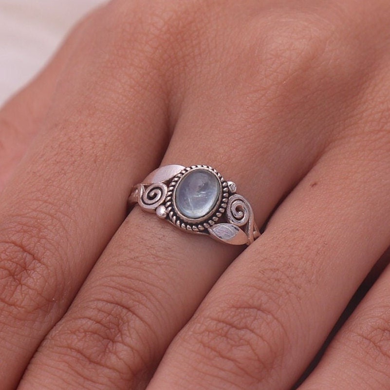 Anello con acquamarina / Anello in argento sterling 925 / Anello con cristallo curativo / Gioielli fatti a mano / Anello delicato / Anello elegante /