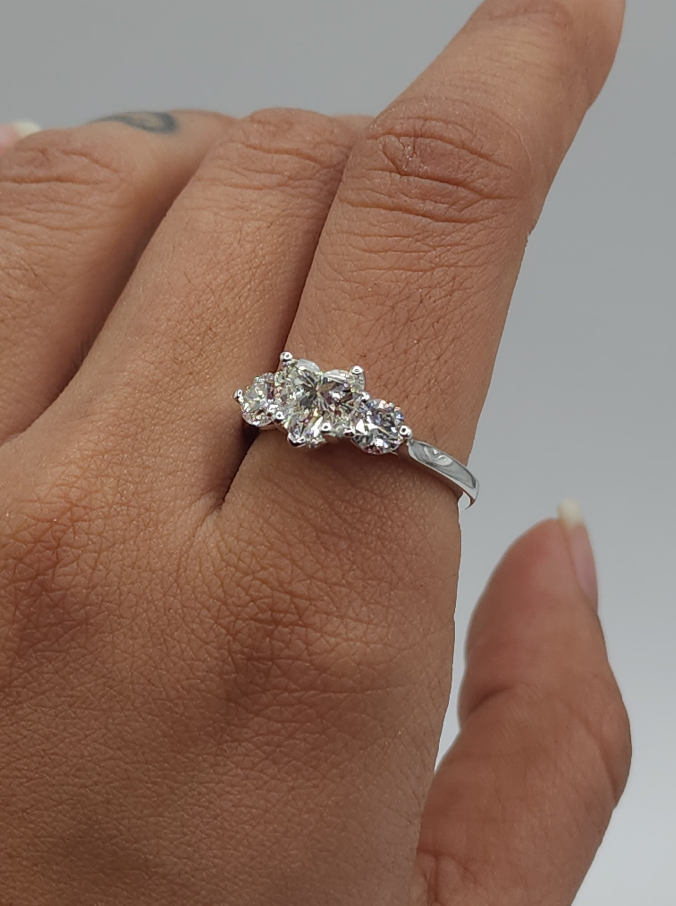 Anello con diamante da 1,60 carati, anello con diamante sintetico in oro 14 carati, anello con diamante a forma di cuore, anello con 3 diamanti