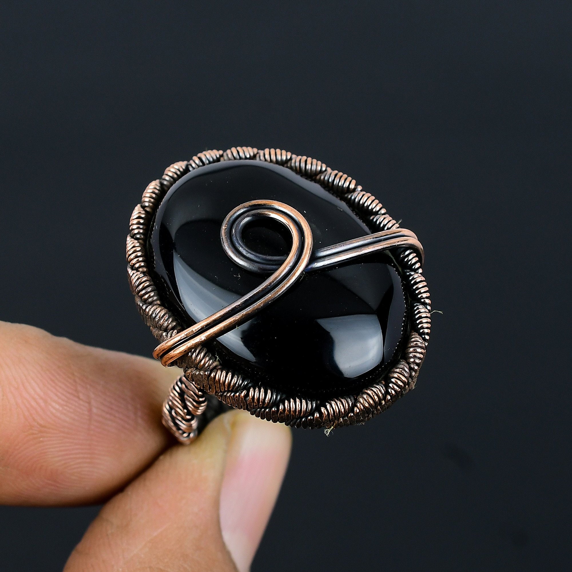 Anello in onice nero, anello avvolto in filo di rame, anello in rame, anello con pietra preziosa in onice nero, gioielli in rame fatti a mano, anello