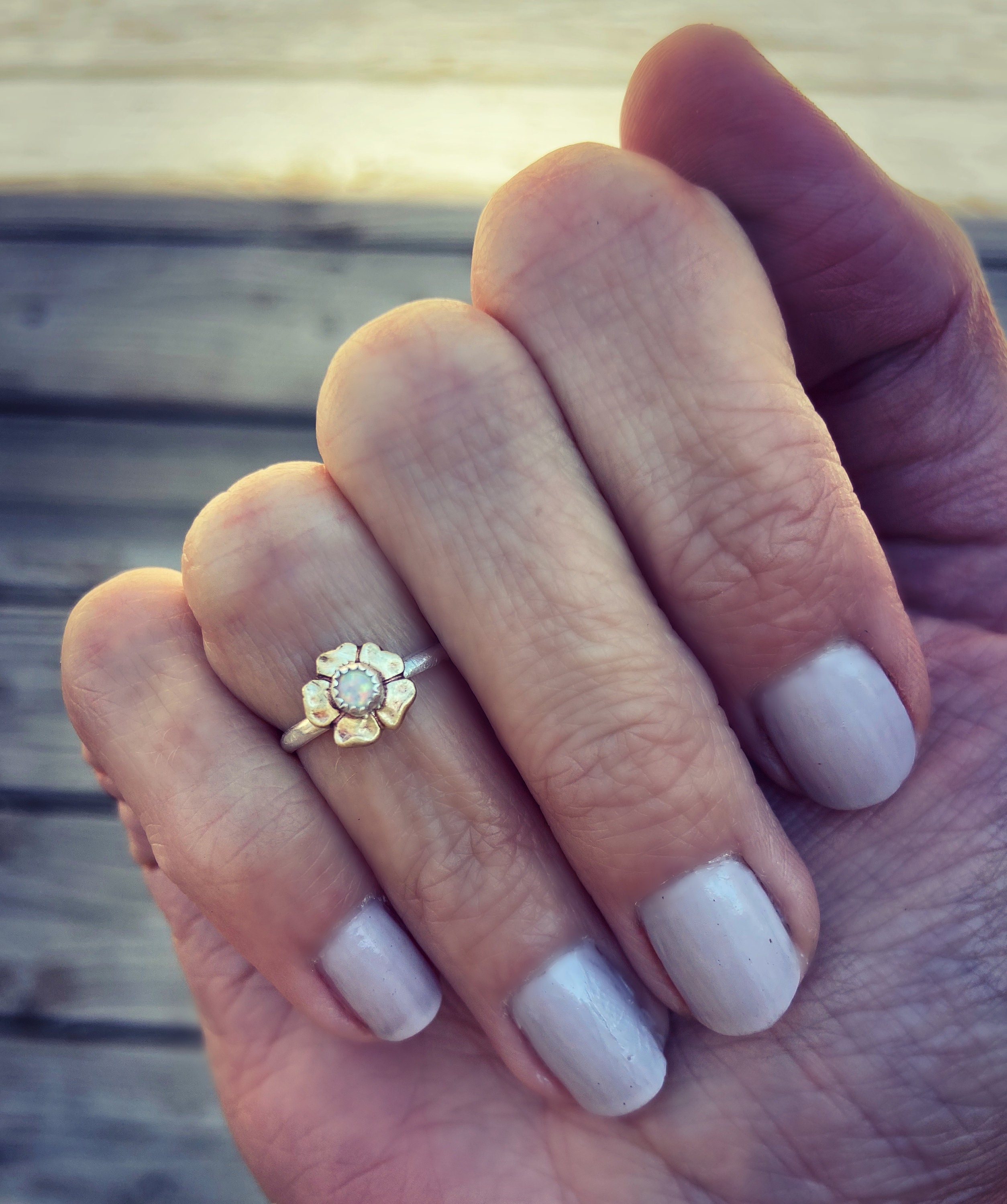 Anello nocca - Anello opale ∙ Anello nocca fiore ∙ Anello argento sterling ∙ Anello impilabile ∙ Anello midi fiore ∙ Anello impilabile