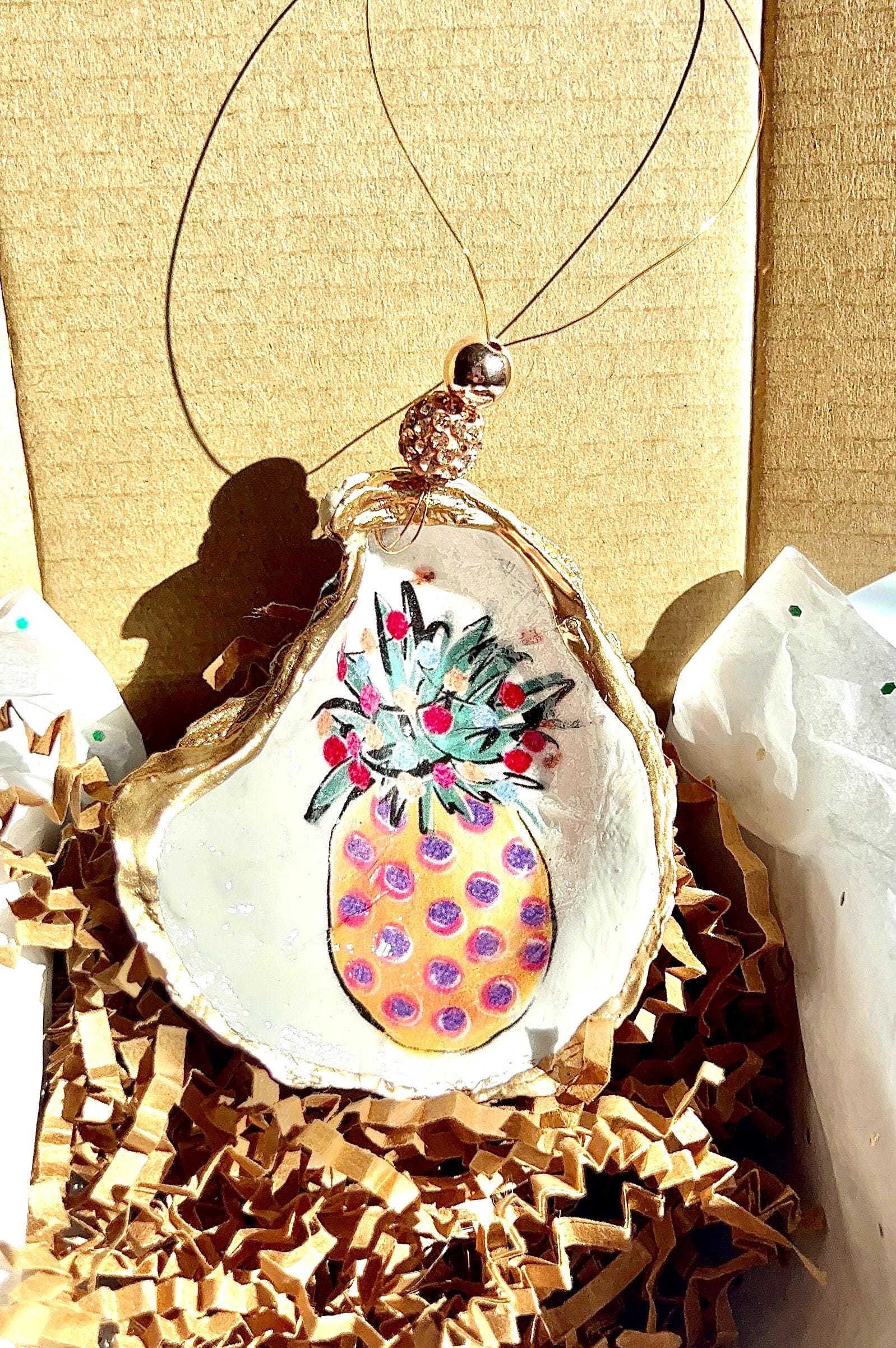 Decorazione natalizia a forma di guscio di ananas. Decorazione natalizia a forma di ananas, ideale come calza della Befana. Decorazione natalizia a fo