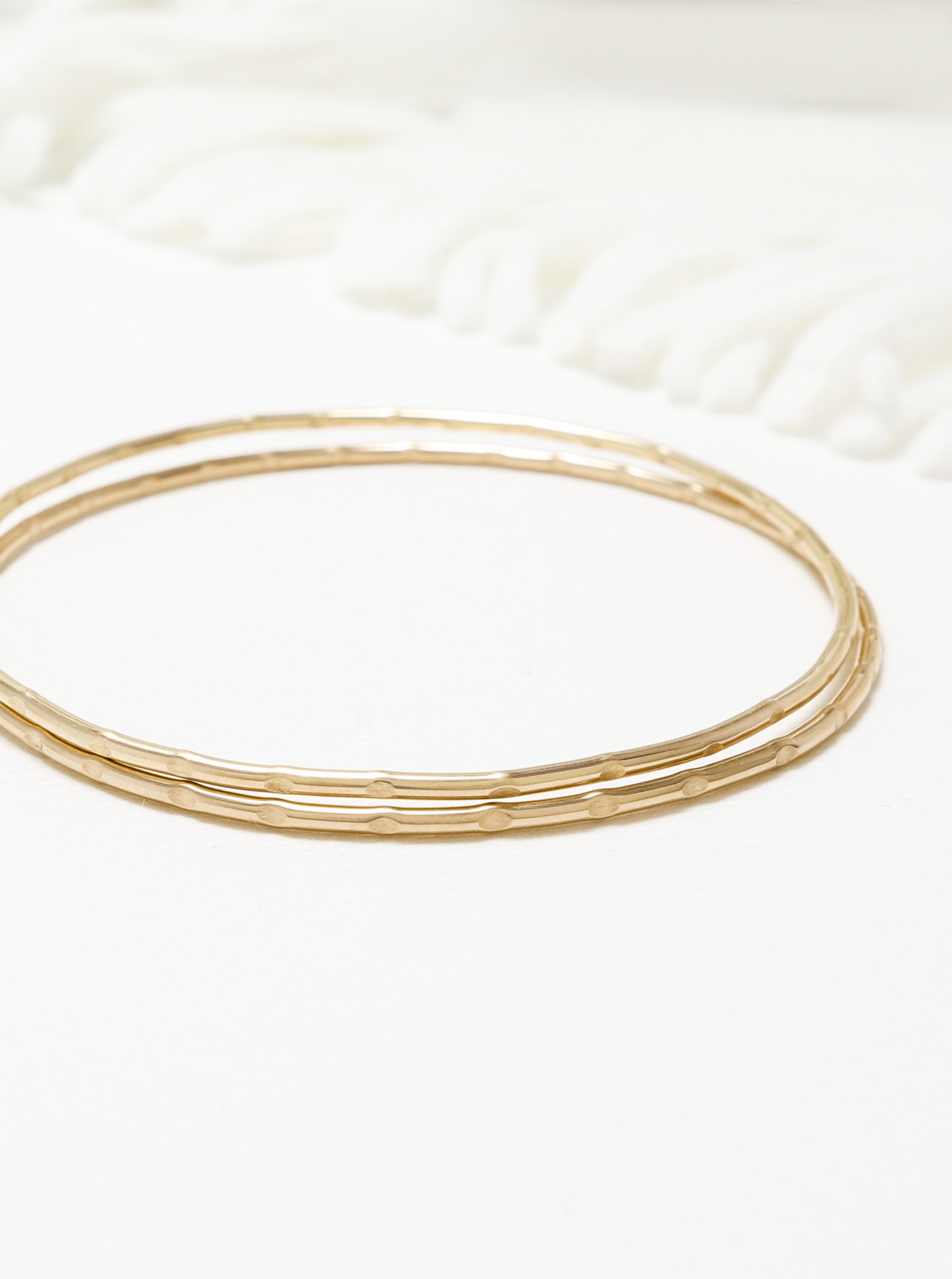 Delicato bracciale rigido in oro, set da 2, sottile bracciale rigido impilabile riempito d'oro, bracciale rigido minimalista, delicato bracciale da do