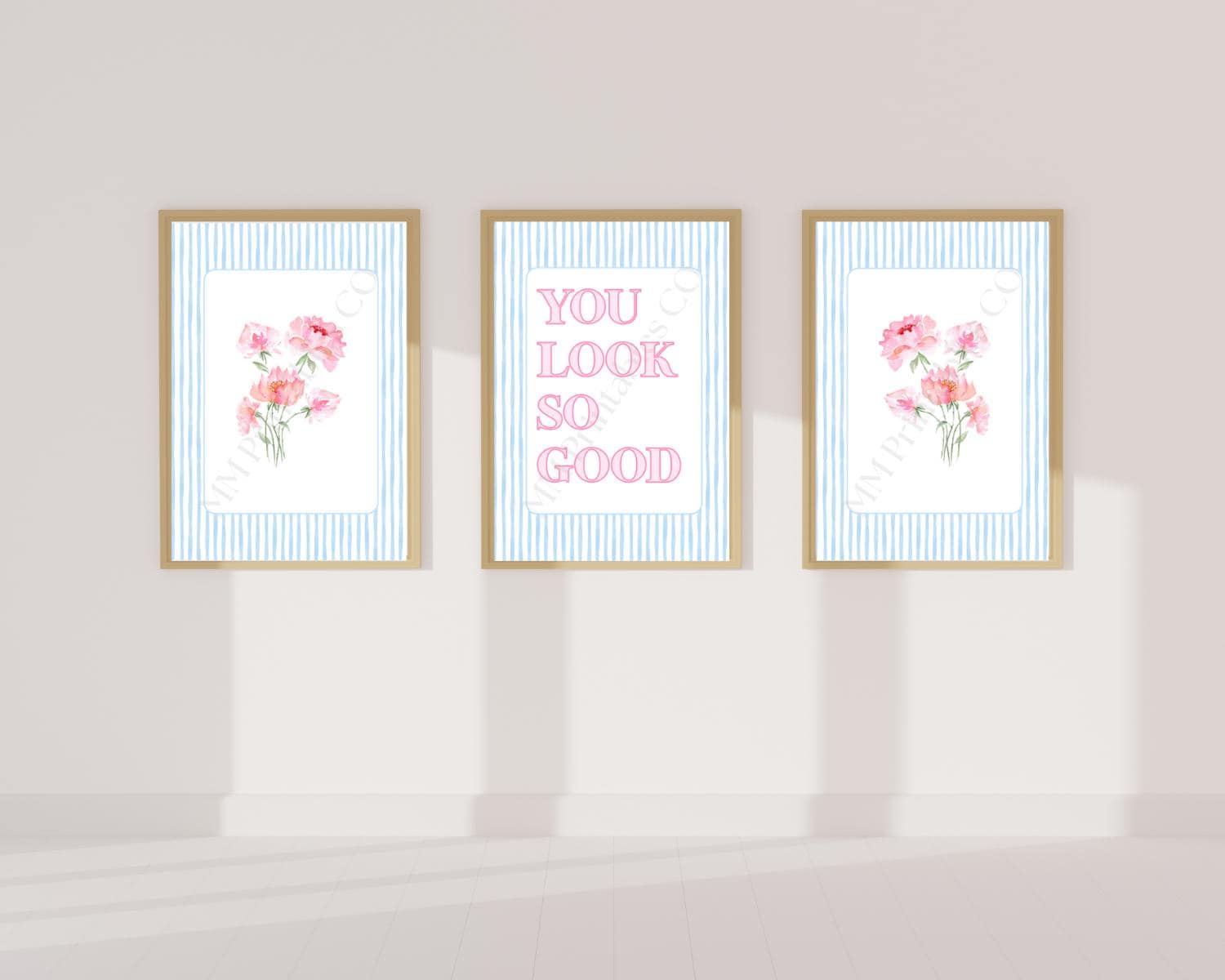 "Set di stampe da parete con fiori rosa / Set di citazioni \"You Look So Good\", decorazioni per il bagno a righe blu, download digitale femminile per do"