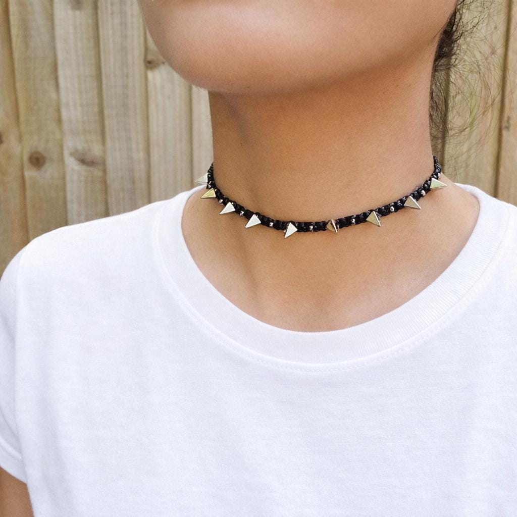 Collana girocollo nera, collana girocollo con punte, collana girocollo con punte piramidali, collana girocollo gotica, collana girocollo punk, collana