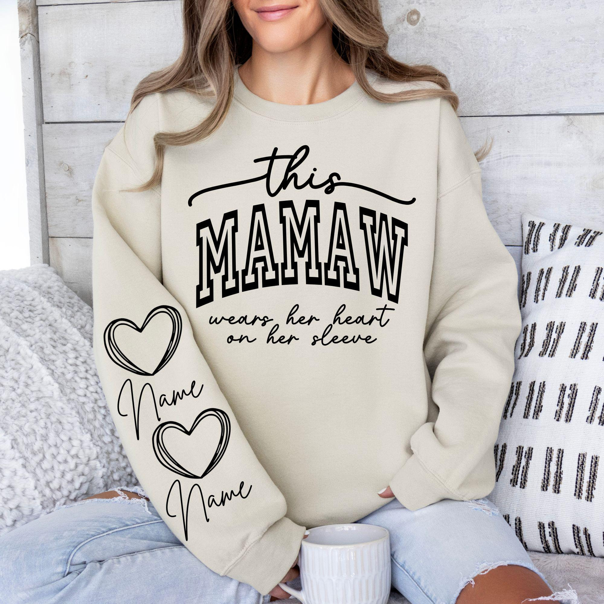 Questa nonna indossa il suo cuore sulla manica SVG, file PNG, maglietta Mamaw SVG, nonna benedetta SVG, Mamaw SVG, design della felpa con manica SVG