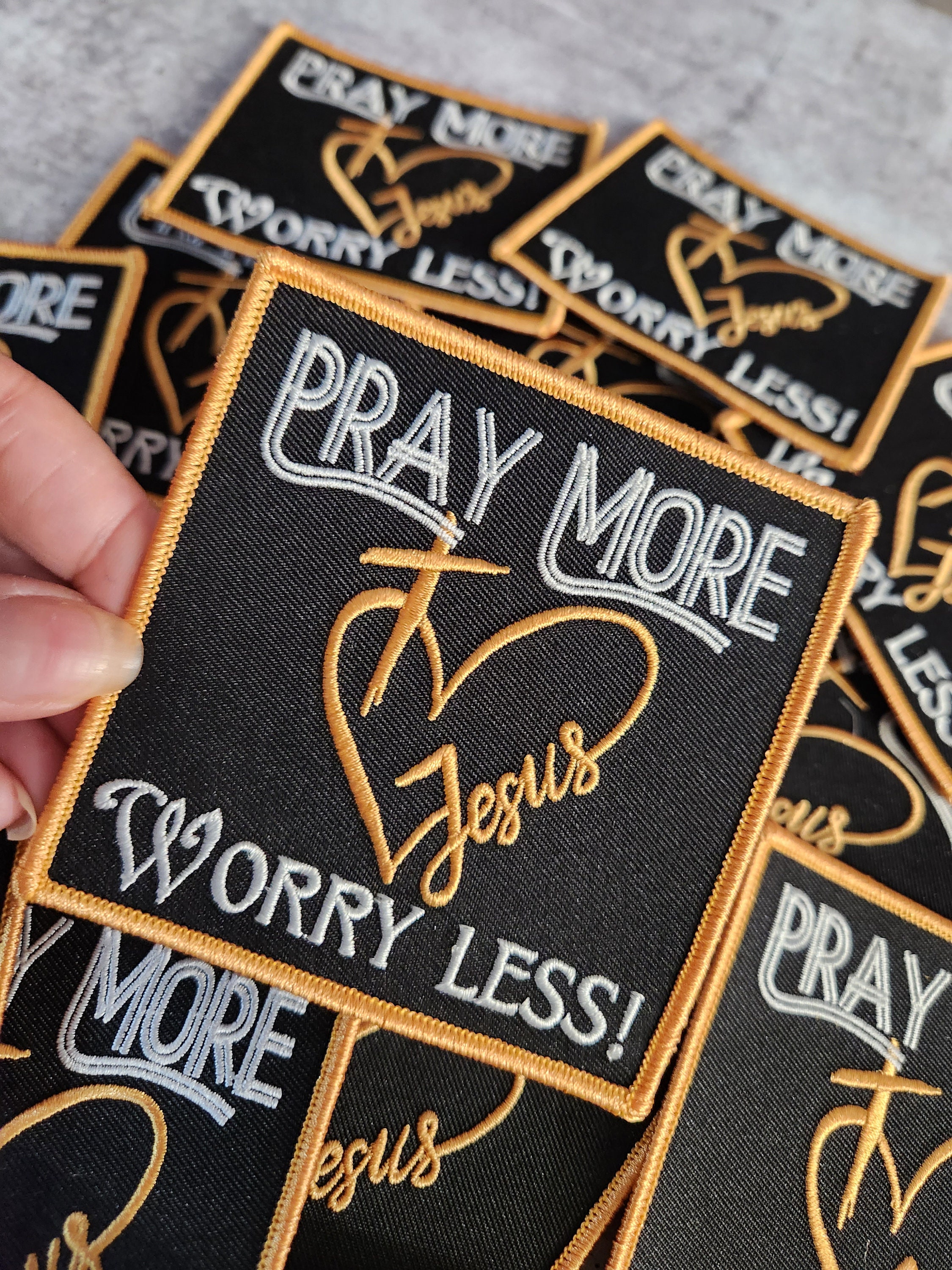 "Patch Party Club, (1 pz) Toppa ricamata termoadesiva \"Prega di più, preoccupati di meno\" con simbolo di Gesù, 10x10 cm, citazione motivazionale, toppa"