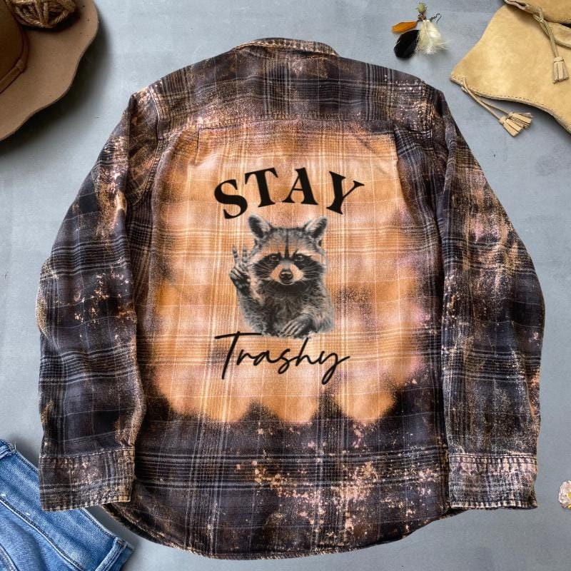 Camicia Trendy Racoon Stay Trashy, Camicia in flanella sbiancata, Abbigliamento riciclato su misura, Flanella a quadri, Camicia divertente, Flanella a