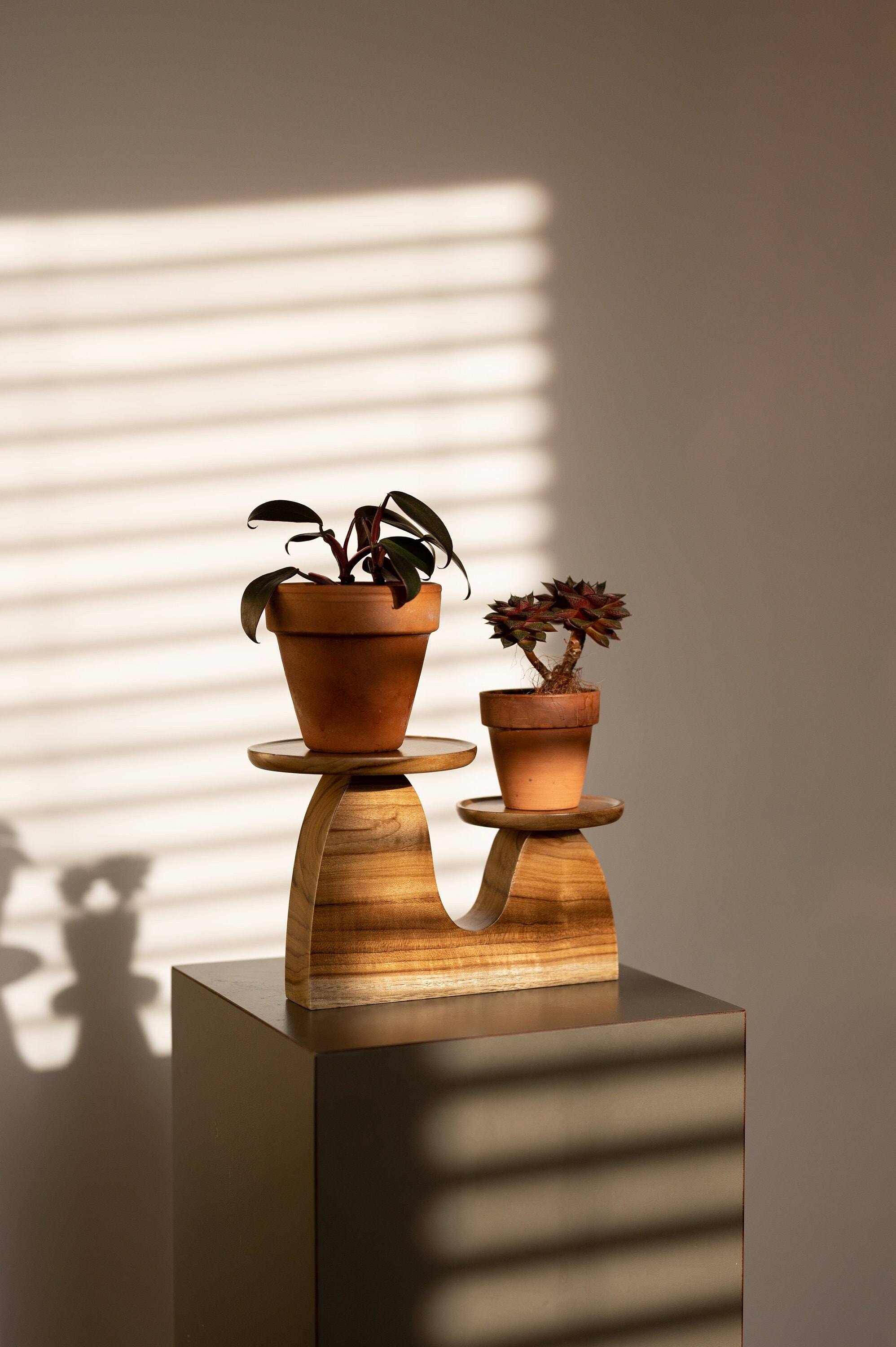 Mini portavasi multipiano in legno massello di teak fatto a mano, moderno di metà secolo, piccolo portavasi da interno, arredamento per la casa, porta