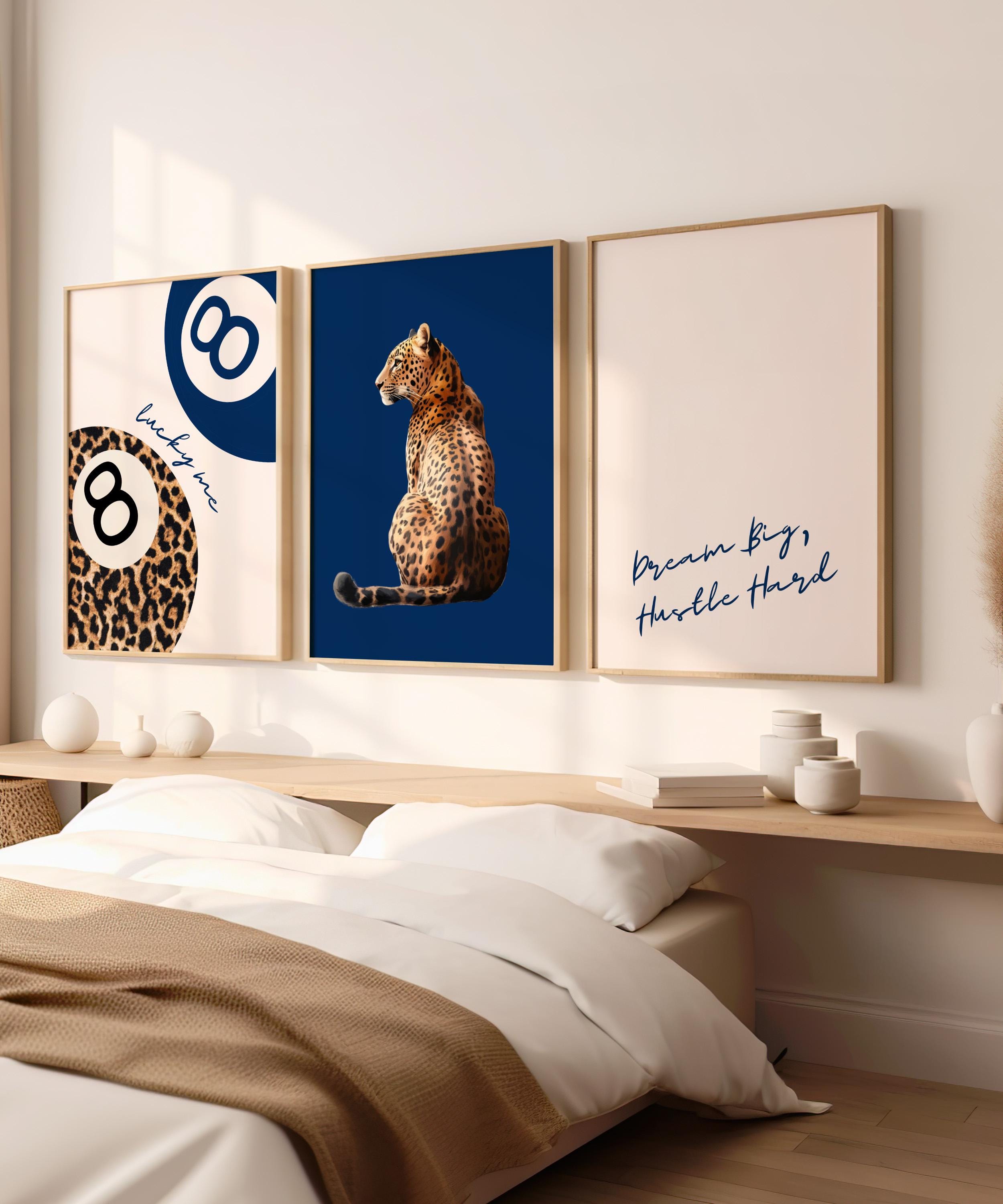 Set di 3 stampe da parete leopardate blu navy, stampe animalier con ghepardo, 8 Ball Lucky Me Trendy Wall Gallery, poster con stampa di ghepardo prepp