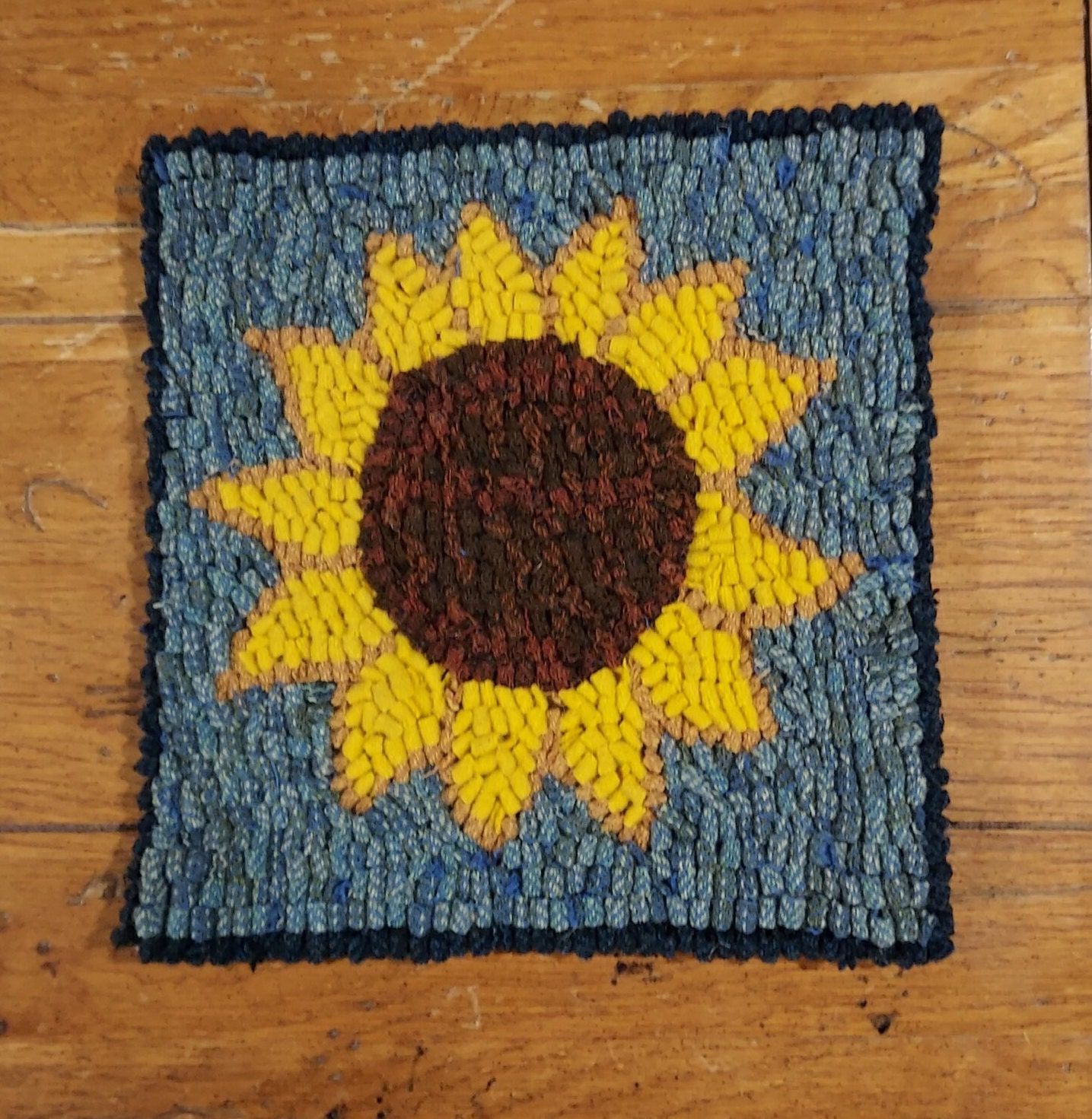 Kit per uncinetto per tappeti primitivi con girasole per principianti su sfondo blu misto su tela di cotone Monks Cloth con strisce di tessuto di lana