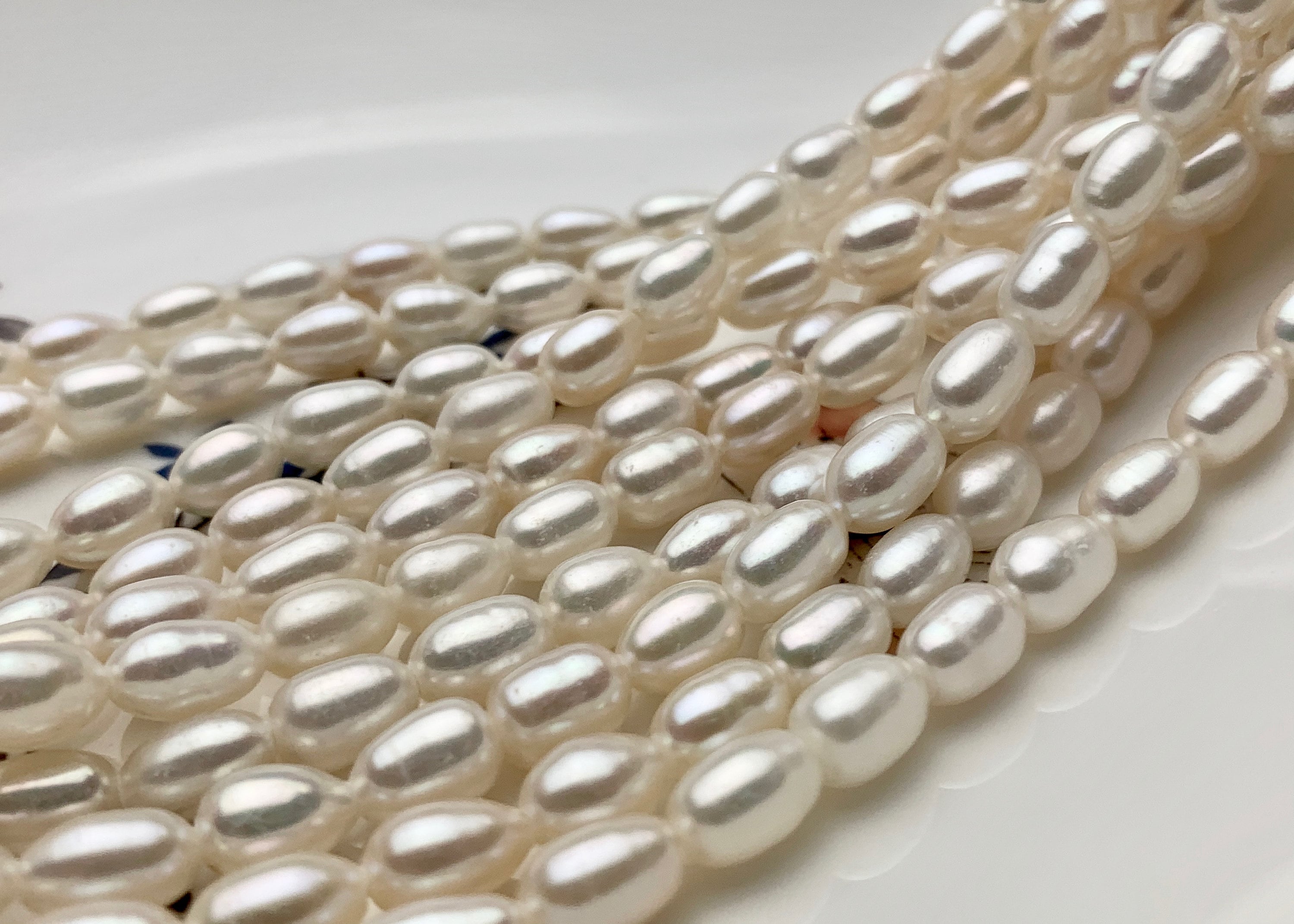 Perle d'acqua dolce autentiche AA, 6x8-10 mm, mezzo filo, ovali/riso, bianche naturali, con foro grande, dimensioni del foro 1,2 mm 1,5 mm, 22 perline