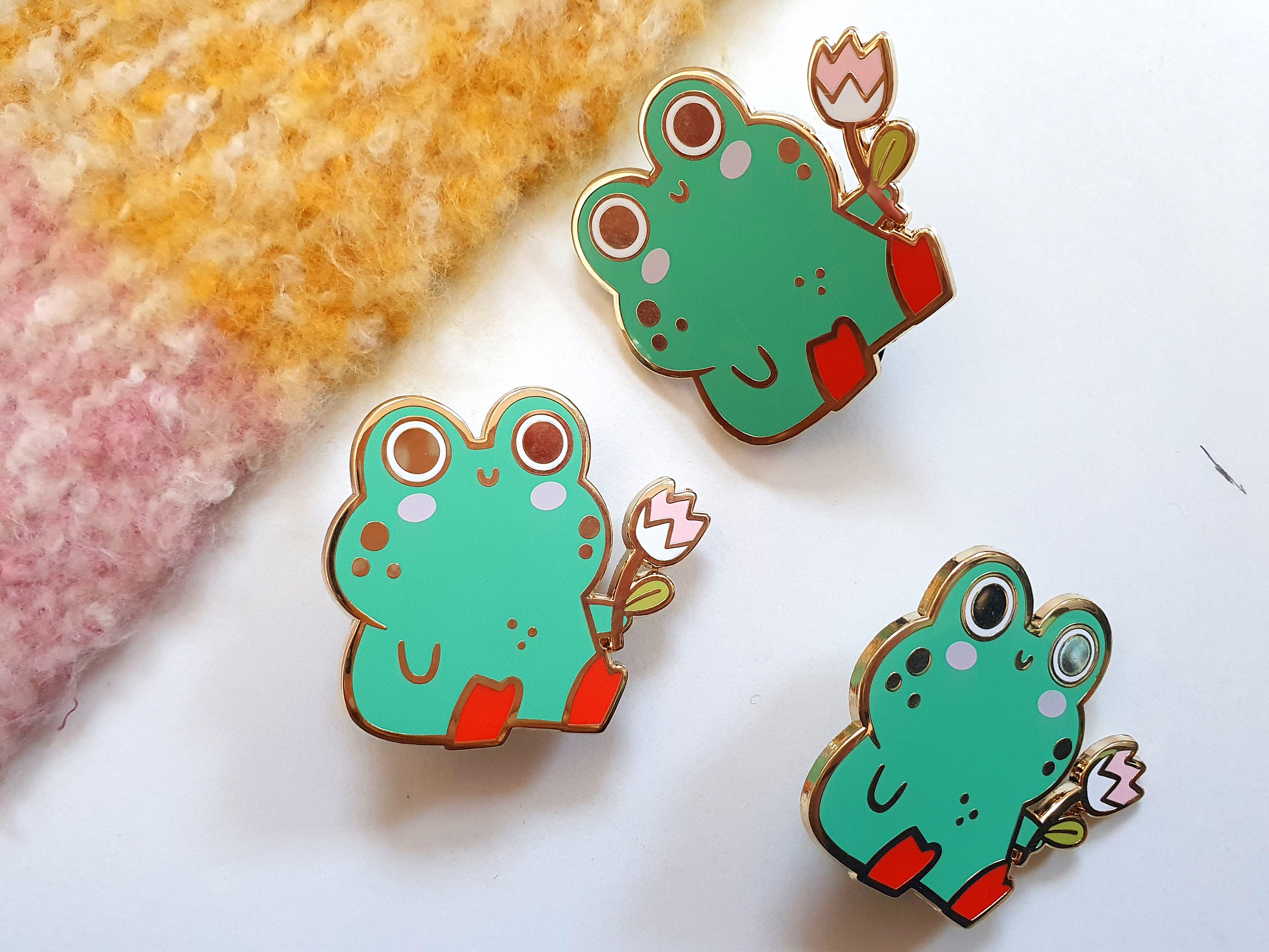 Spilla smaltata a forma di rana, spilla smaltata, spilla a forma di rana, spilla a forma di animale, spilla a forma di tazza da tè, spilla dorata, dis