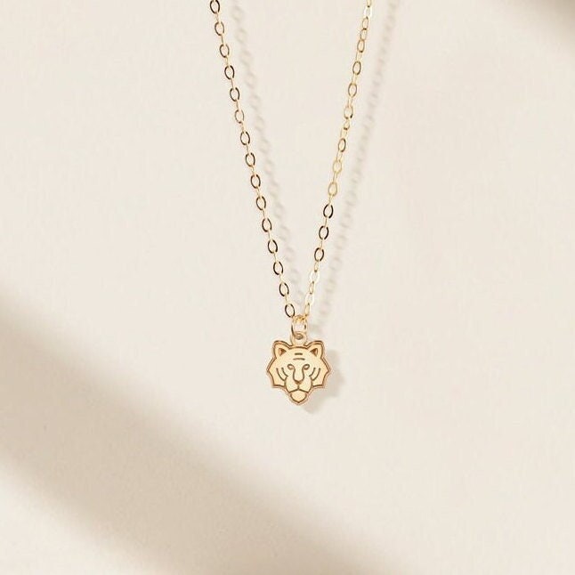 Collana con testa di tigre, regalo di tigre stravagante, regalo di gioielli divertente, regalo di compleanno, collana delicata, gioielli carini, colla
