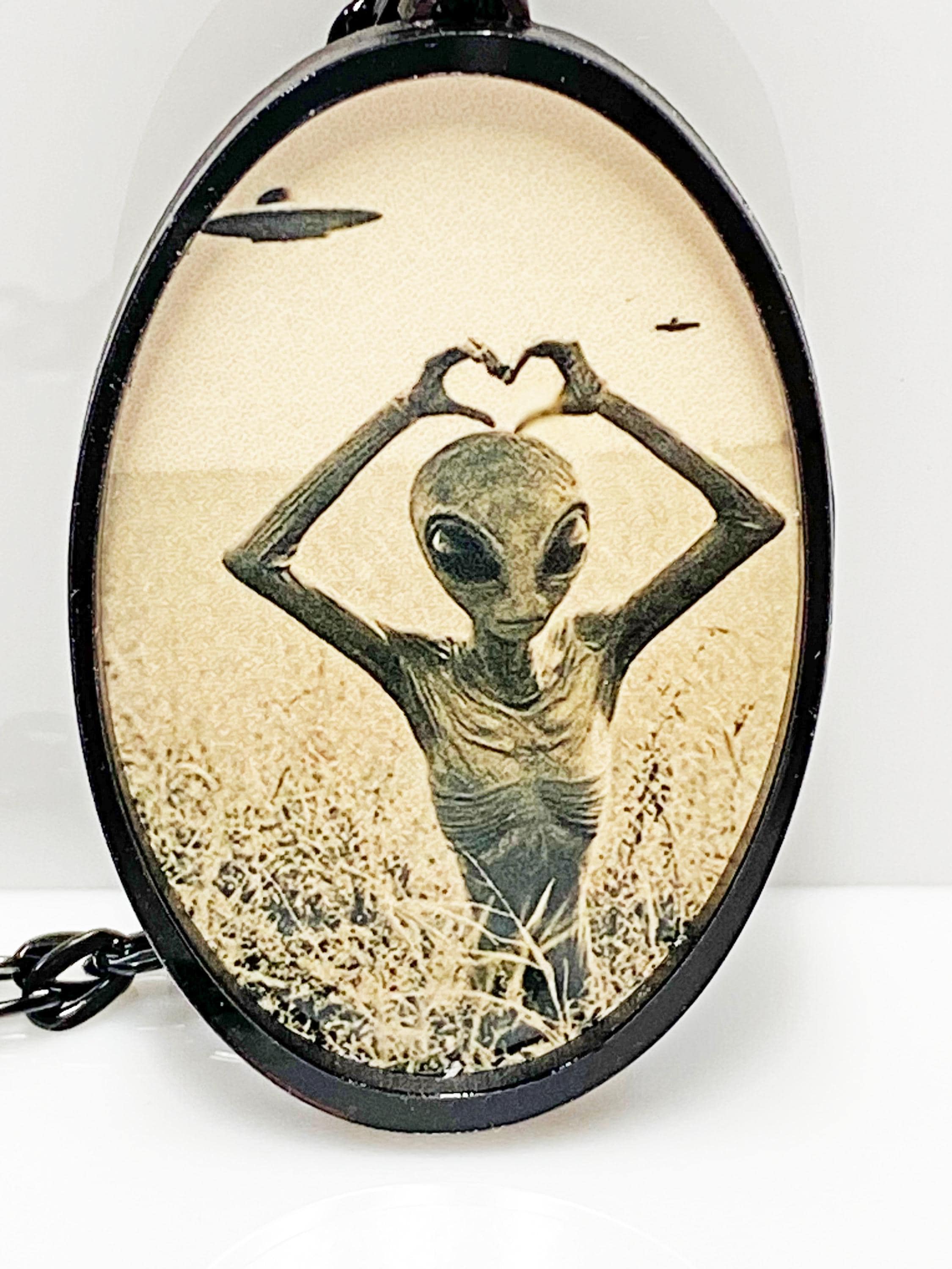 "Collana con ciondolo alieno retrò: gioielli UFO tagliati al laser, catena nera da 24\""