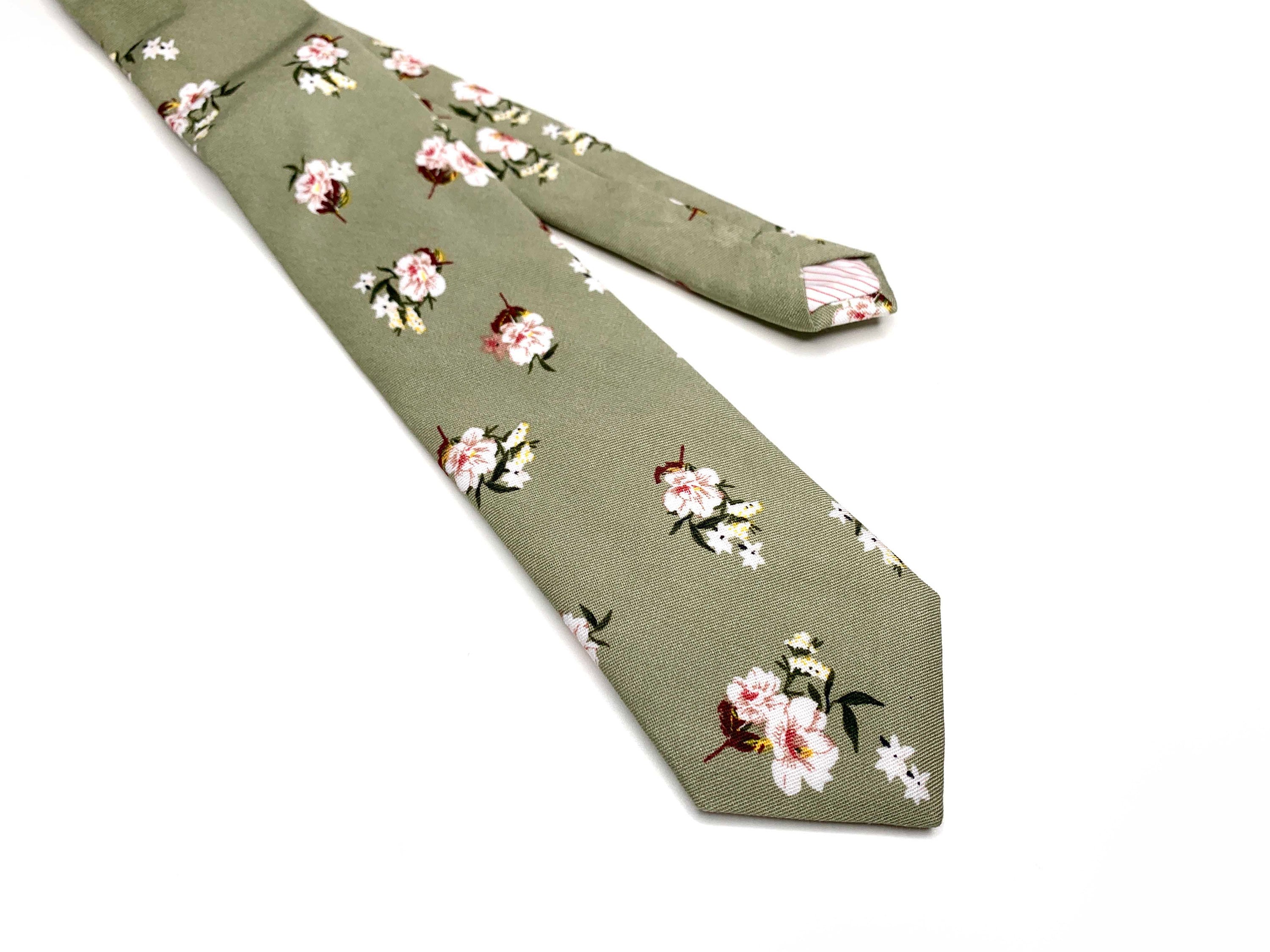 Cravatta floreale verde oliva chiaro, cravatta verde chiaro, fazzoletto da taschino azzurro cielo, cravatta da sposa Davids, fazzoletto da taschino, p