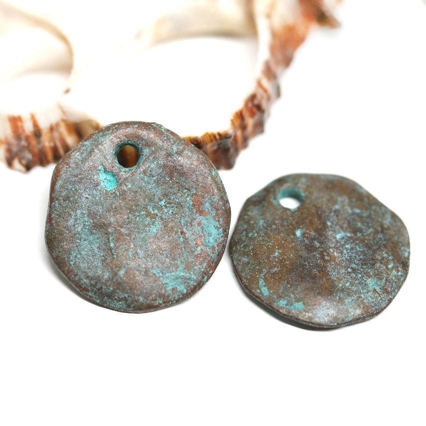 Ciondoli rustici in rame a forma di cornflakes: perline greche con patina verde (2 pezzi)